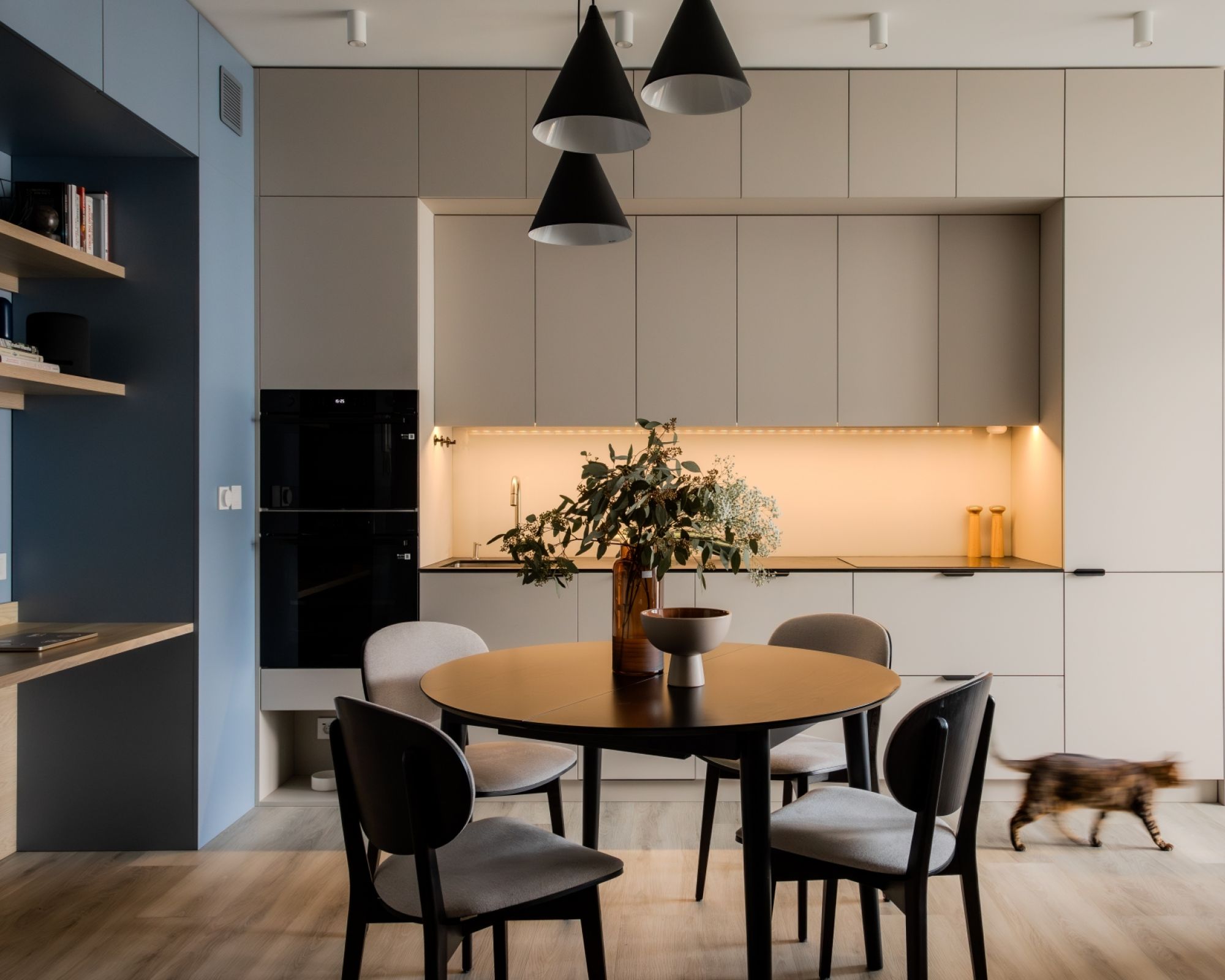 Jak urządzić przytulne 55 m2? Nowoczesne mieszkanie w odcieniach piaskowych beżów i błękitnych jeansów