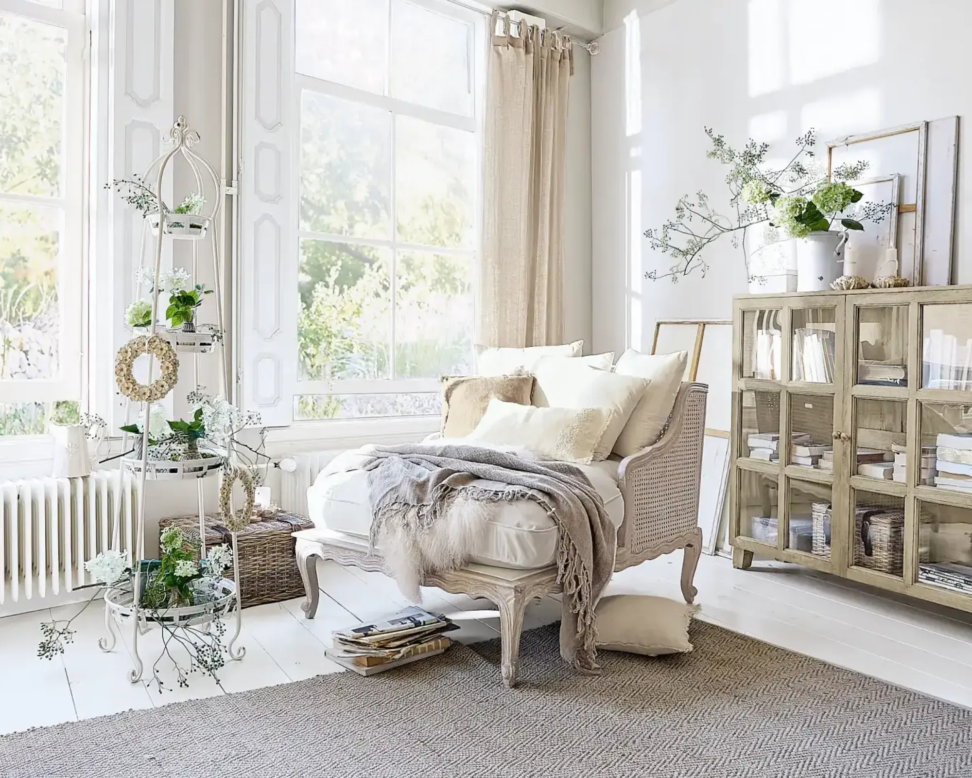 Jak odmienić dom na wiosnę? Naturalne meble, piękny wielkanocny stół i dekoracje, które zachwycają