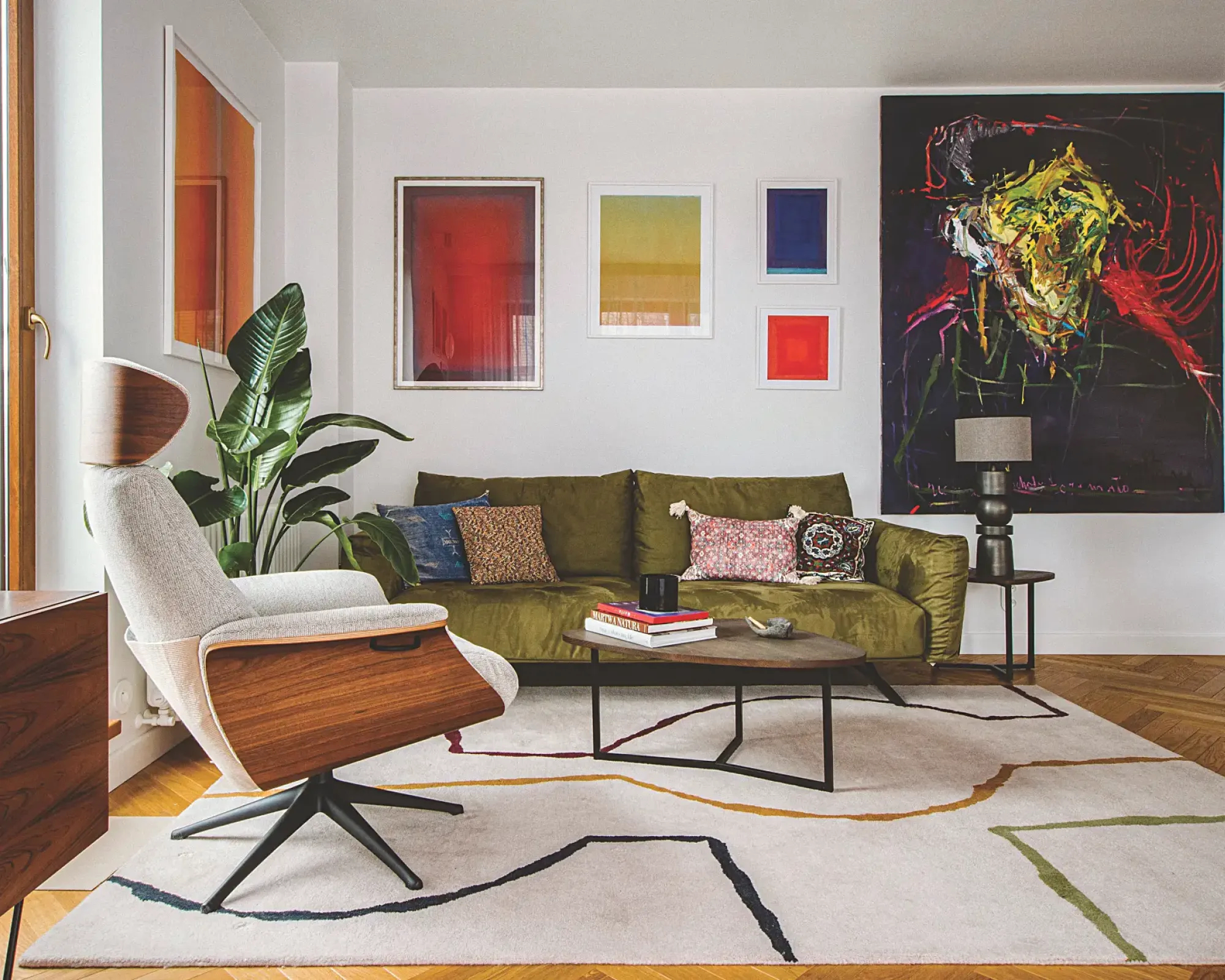 Jak urządzono mieszkanie na Starych Bielanach? Włoskie inspiracje, styl mid-century i gorseciki jak z lat 30. XX w.