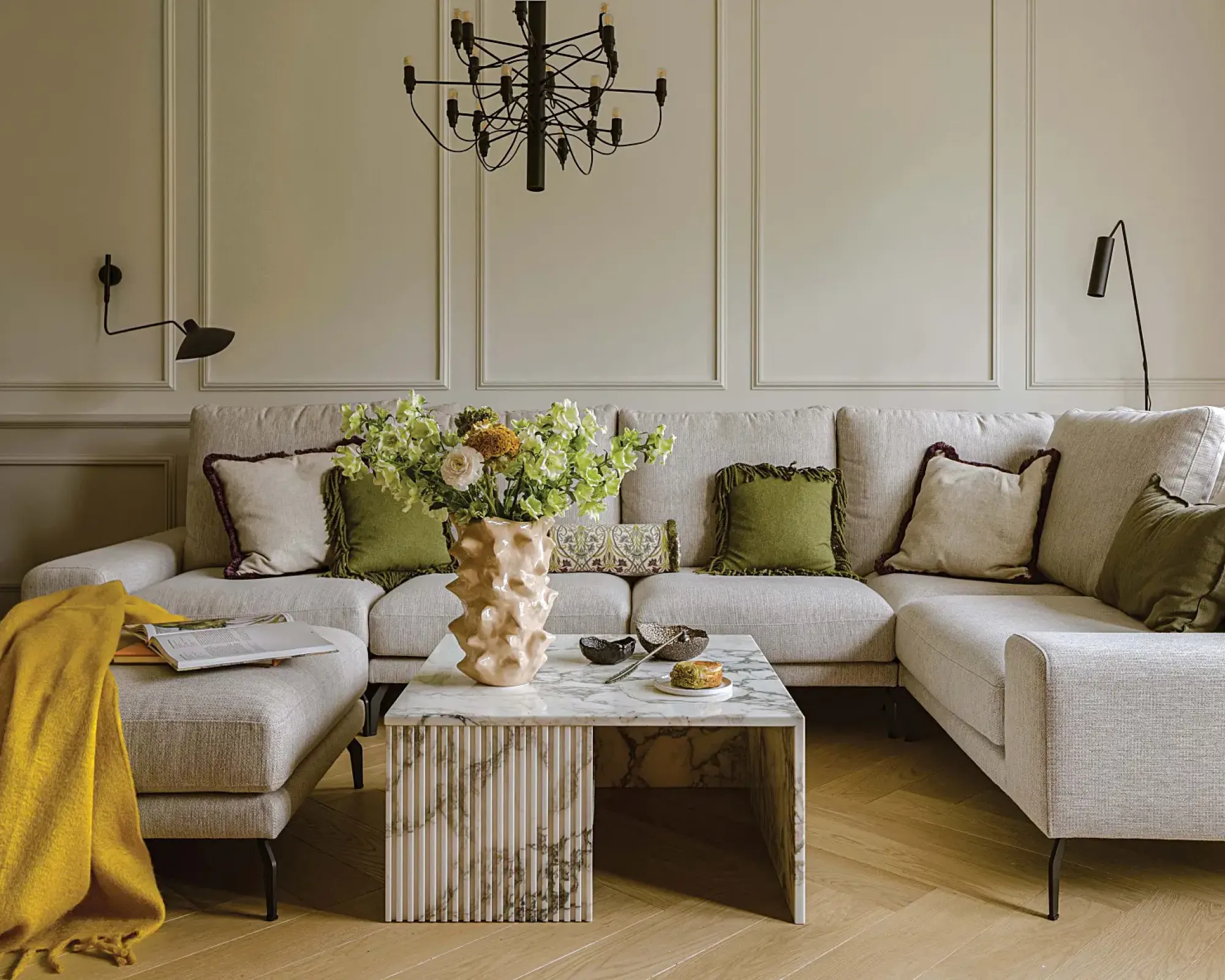 Kaszmirowy salon – jak wprowadzić najprzytulniejszy odcień sezonu do strefy wypoczynkowej?