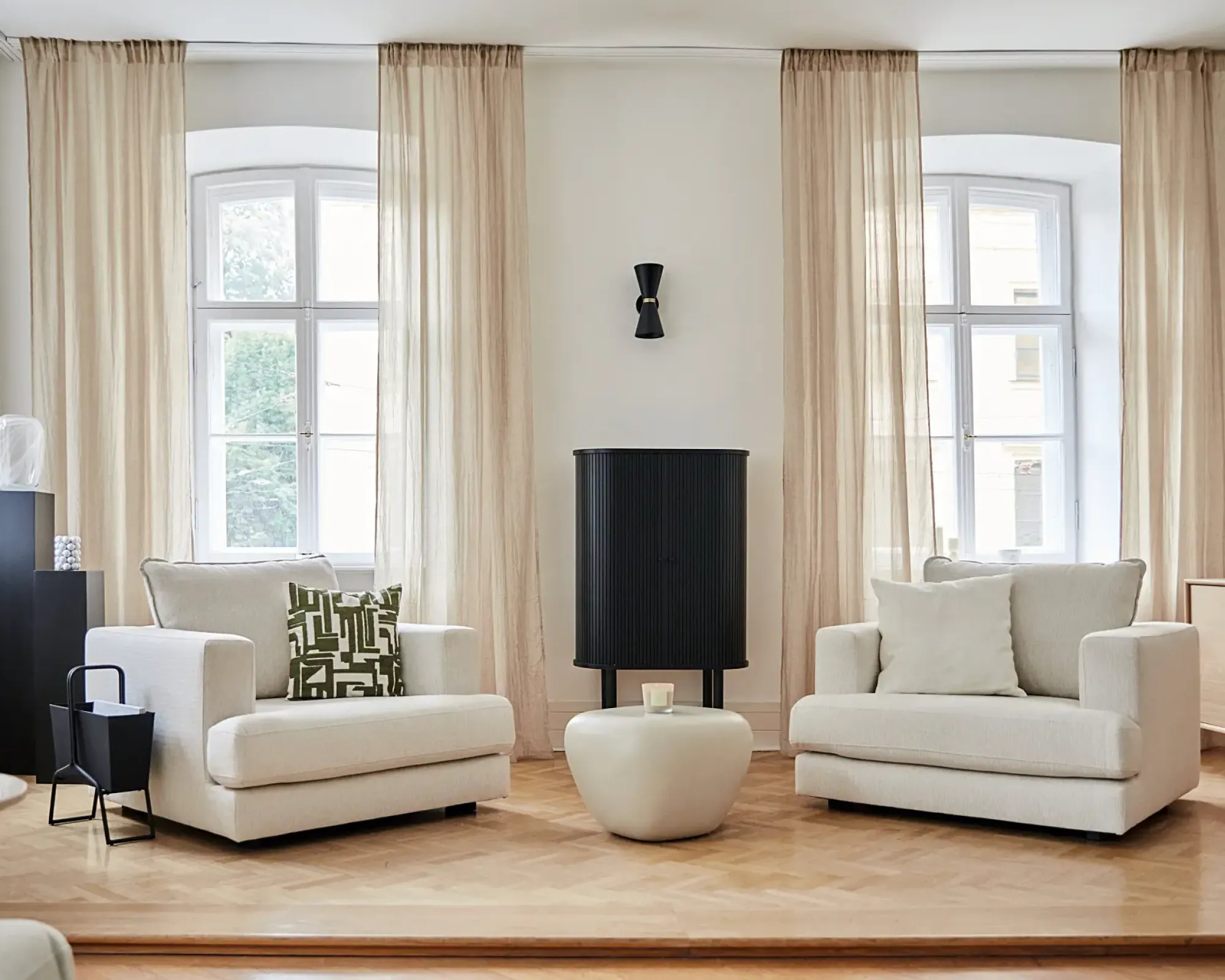 Zapomnij o nudnych oknach. Firany do salonu wracają do łask! Zobacz, jak je wieszać w 2026 roku