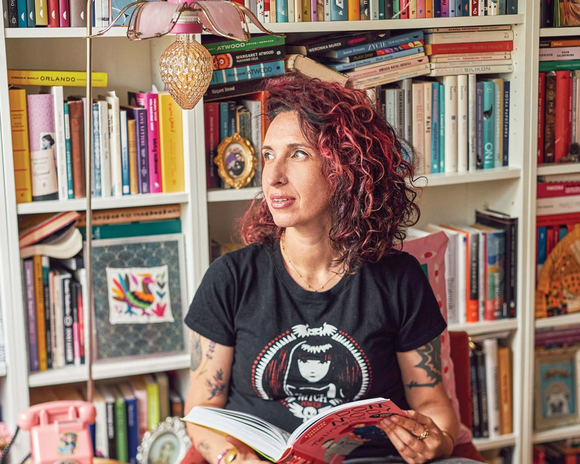 Jak mieszka Sylwia Chutnik? Maksymalizm, dopamine decor i sztuka w domu pisarki