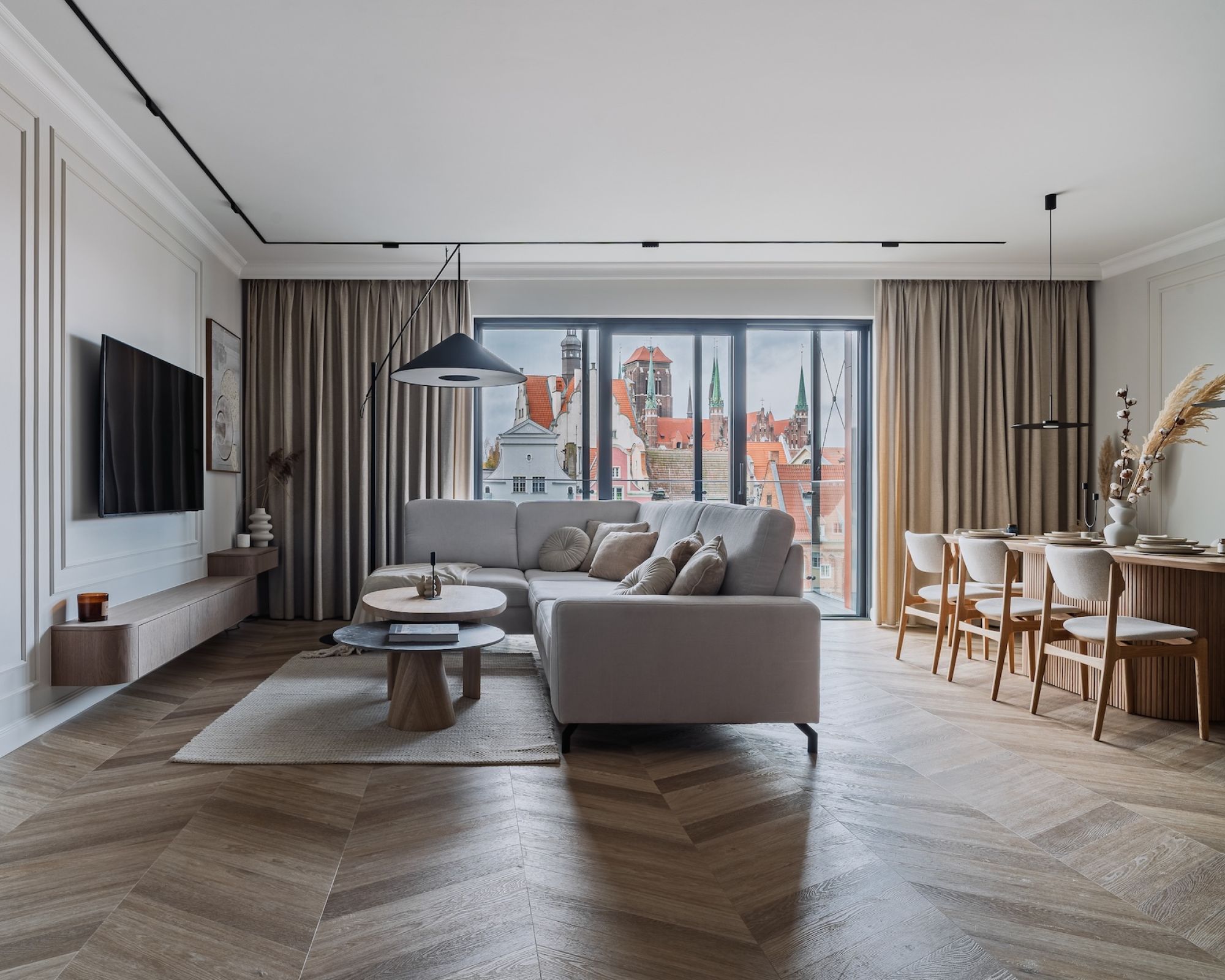 Tak wygląda ocieplony luksus! Modern art déco i warm minimalism w apartamencie w Gdańsku z widokiem na Motławę
