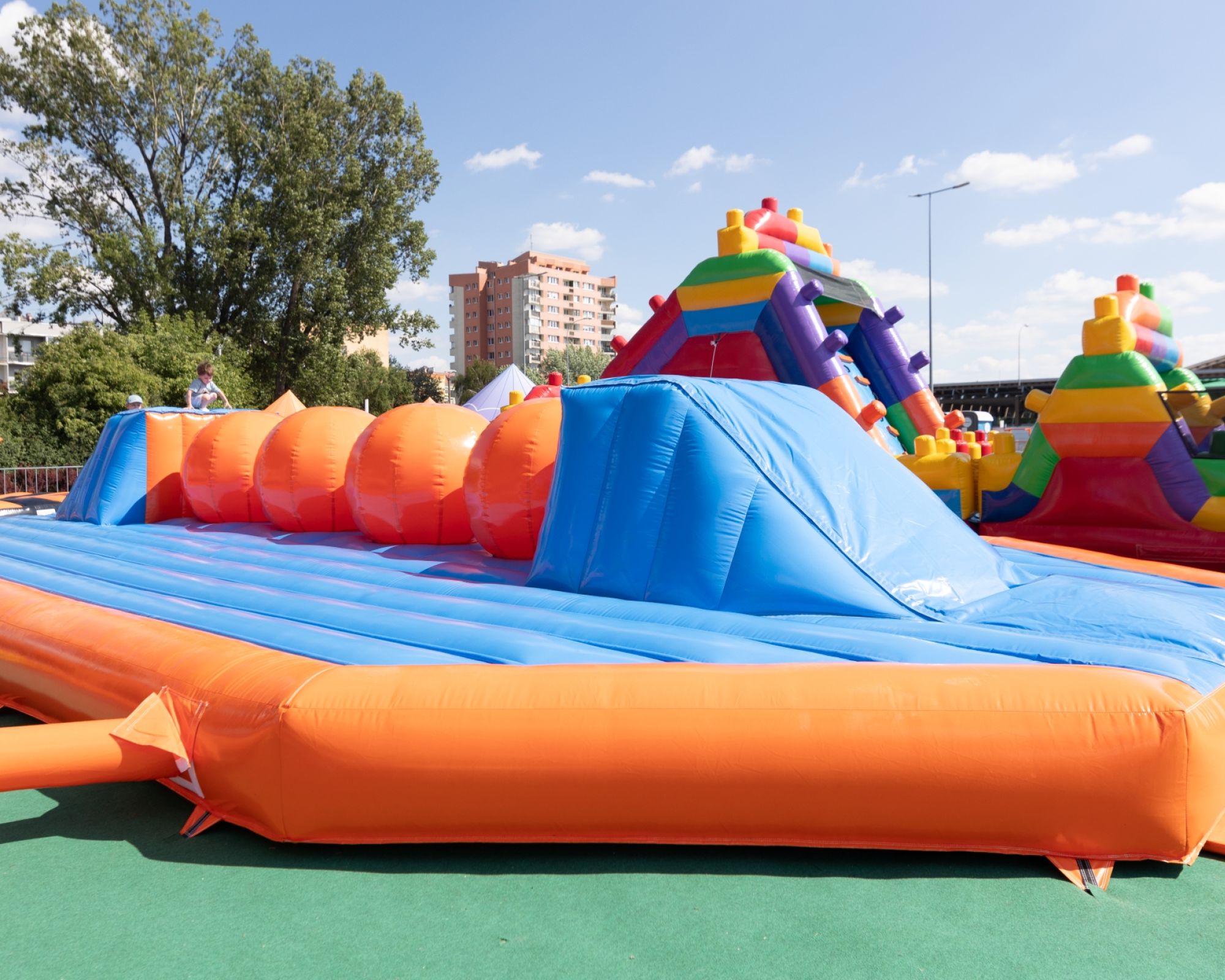 Bubble House – dmuchana kopuła z balonami jako fotostrefa w ogrodzie