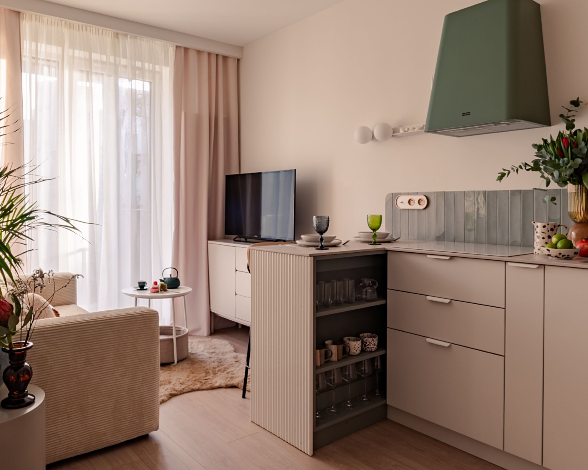 Kobieca kawalerka 30 m2 z osobną sypialnią. Jak sprytnie wydzielić strefy na małym metrażu?