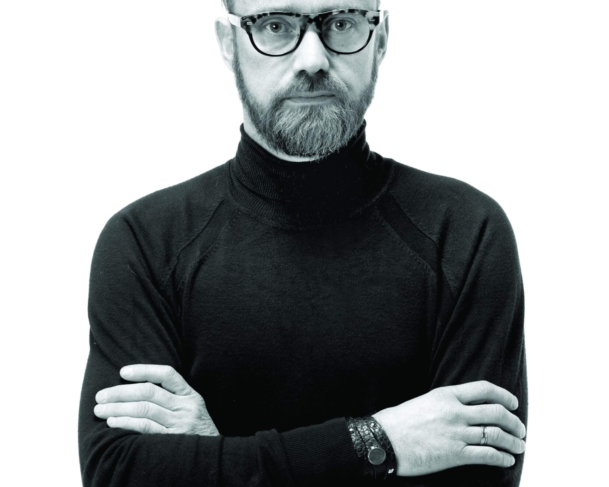 Kacper Schiffers i jego elegancka, złota biżuteria