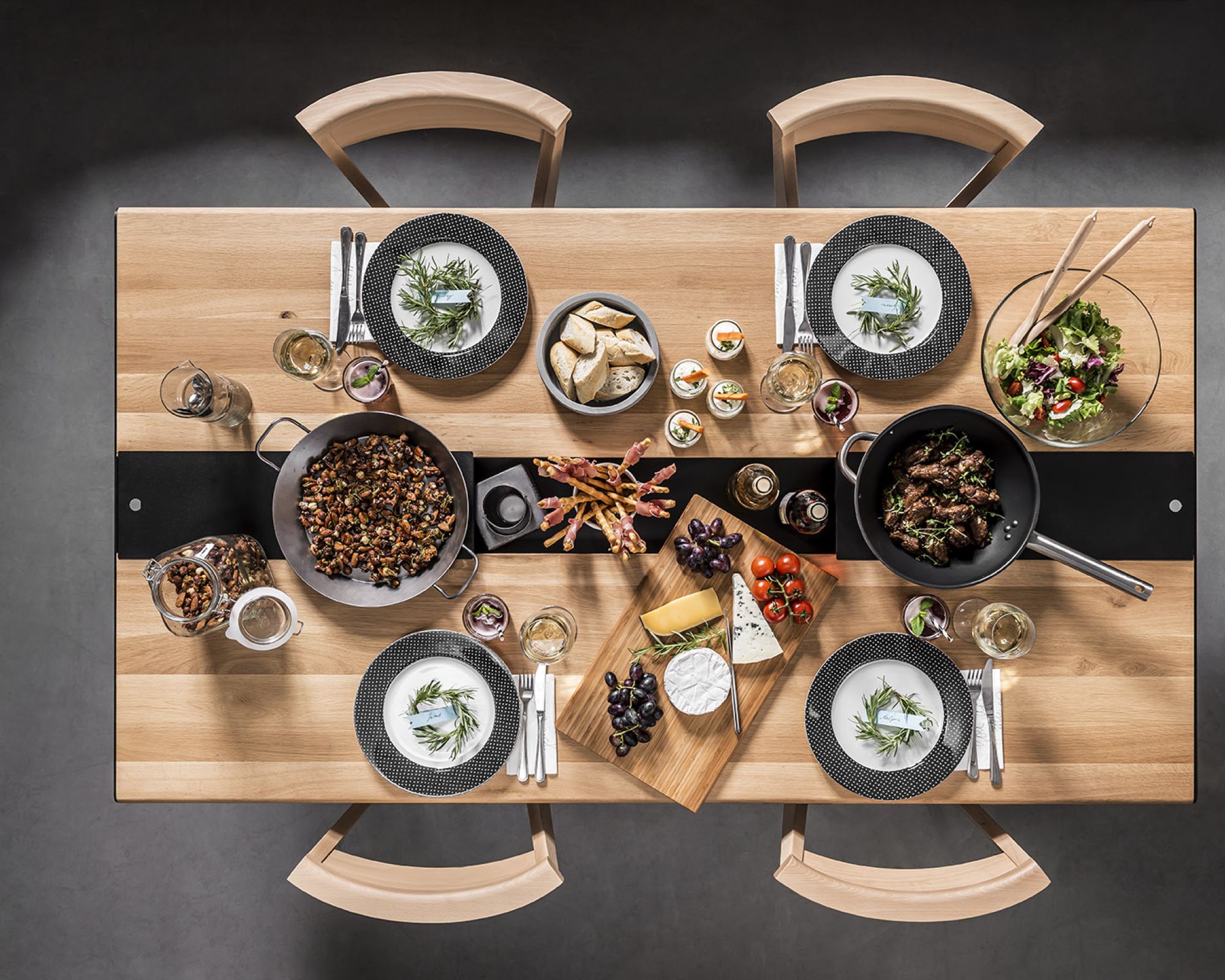 Stół z kolekcji Nature, wykonany w 100% z drewna oraz metalowych wstawek.