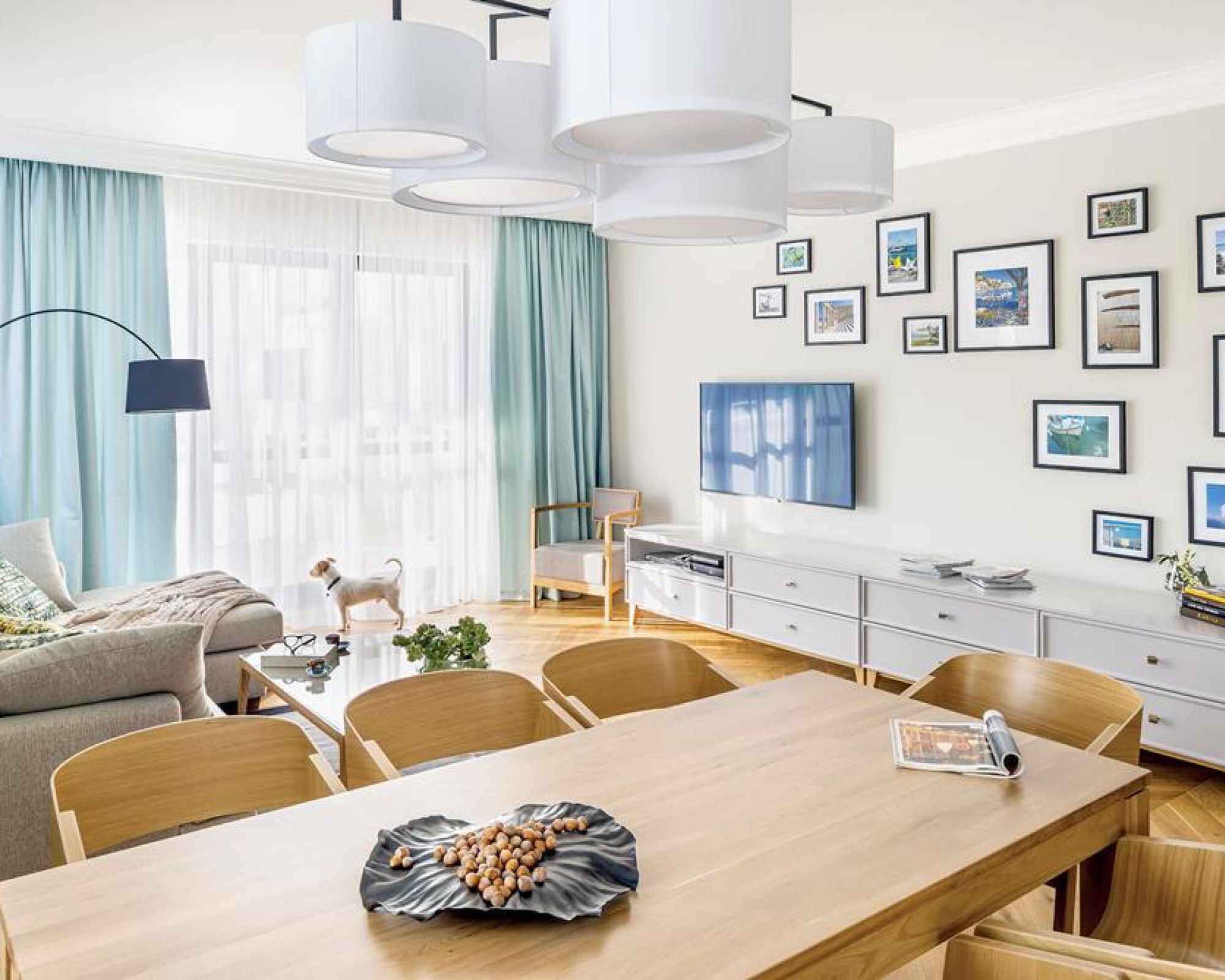 Nie trzeba mieszkać w domu jednorodzinnym, żeby czuć się jak w willi pod miastem. Zobacz wnętrze w stylu nowoczesnej klasyki.