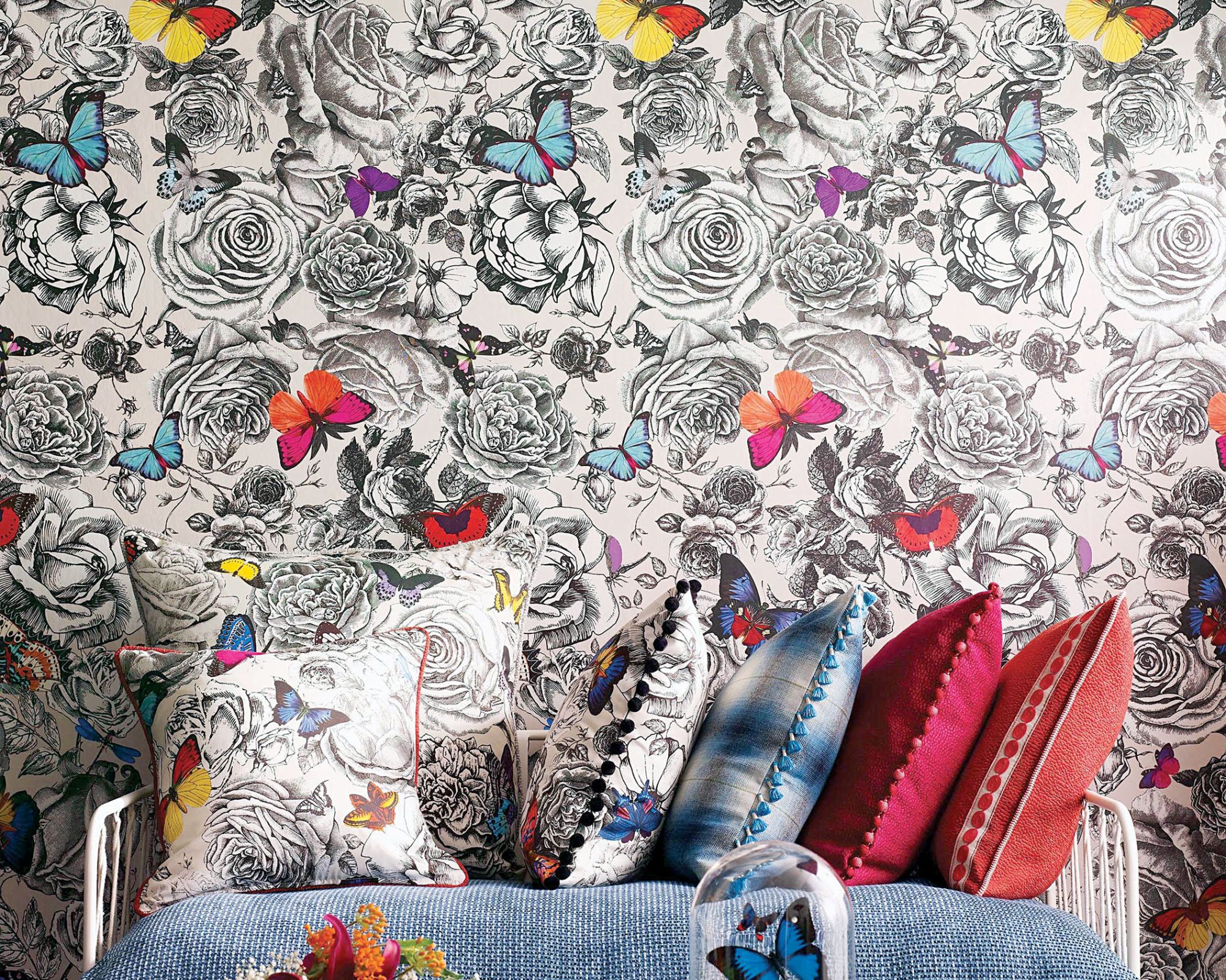 salon z tapetą w motyle