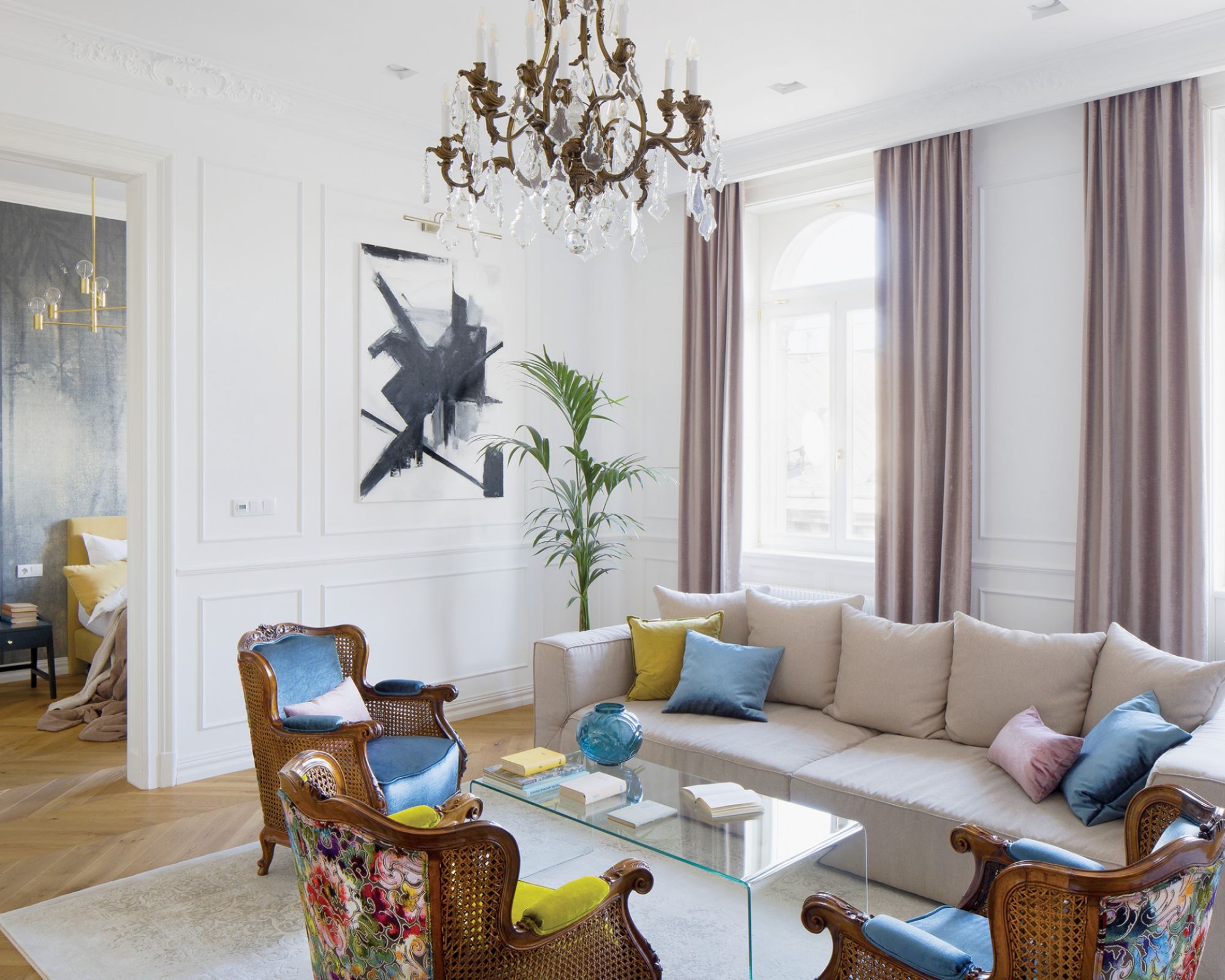 Jak gustownie zaaranżować zabytkowy apartament? Połączyć stylowe meble z nowoczesną sztuką. Zobacz naszą galerię inspiracji.