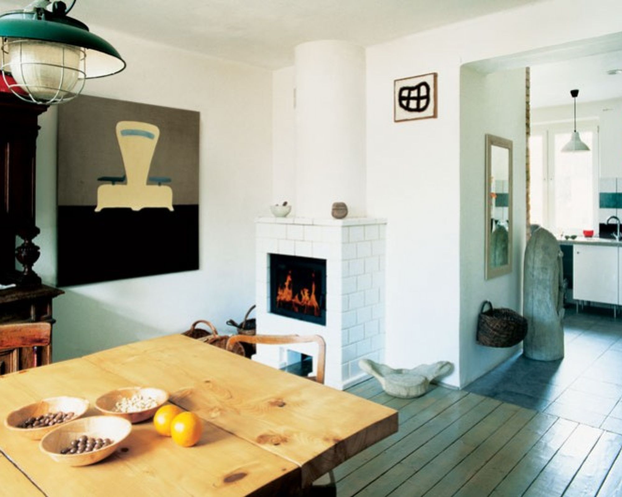 Bettina nade wszystko ceni prostotę. Dlatego ściany pomalowali najtańszą farbą, żeby ich biel nie raziła,