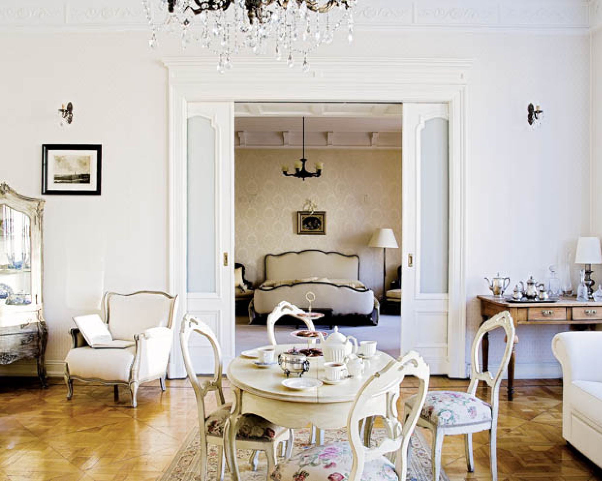 Białe meble dyskretnie podkreślają urodę dawnej architektury - parkietu, stolarki, gzymsów i sztukaterii.