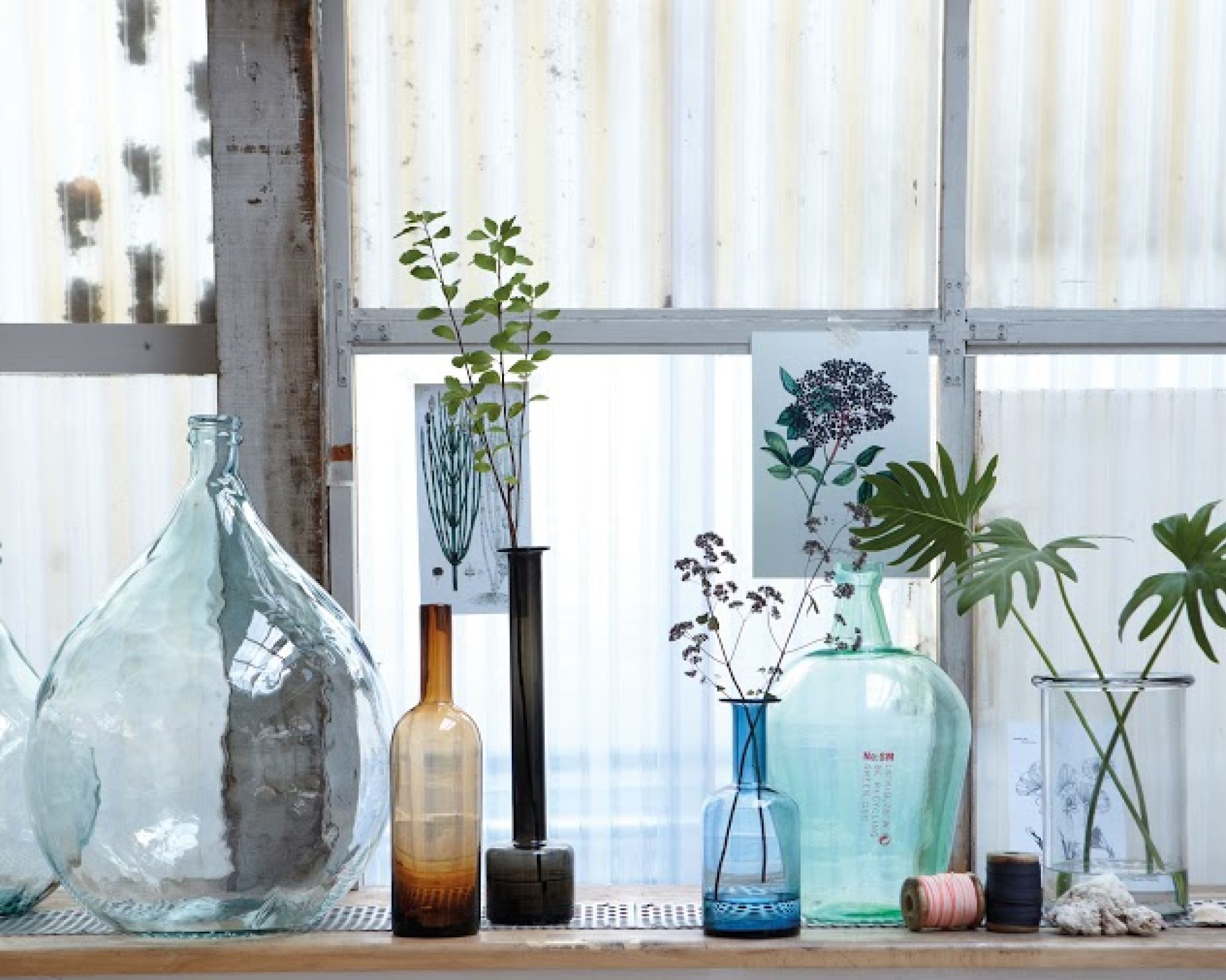 Butelki-flakony z kolorowego szkła będą efektowną dekoracją zarówno mieszkań w chłodnym stylu skandynawskim, jak i