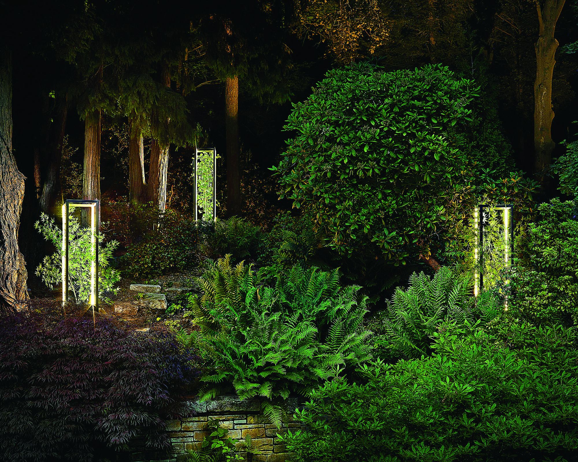 Cube planted, świecące rusztowanie donicy tworzy razem z roślinami wyraźne punkty świetlne w ogrodzie, idealne