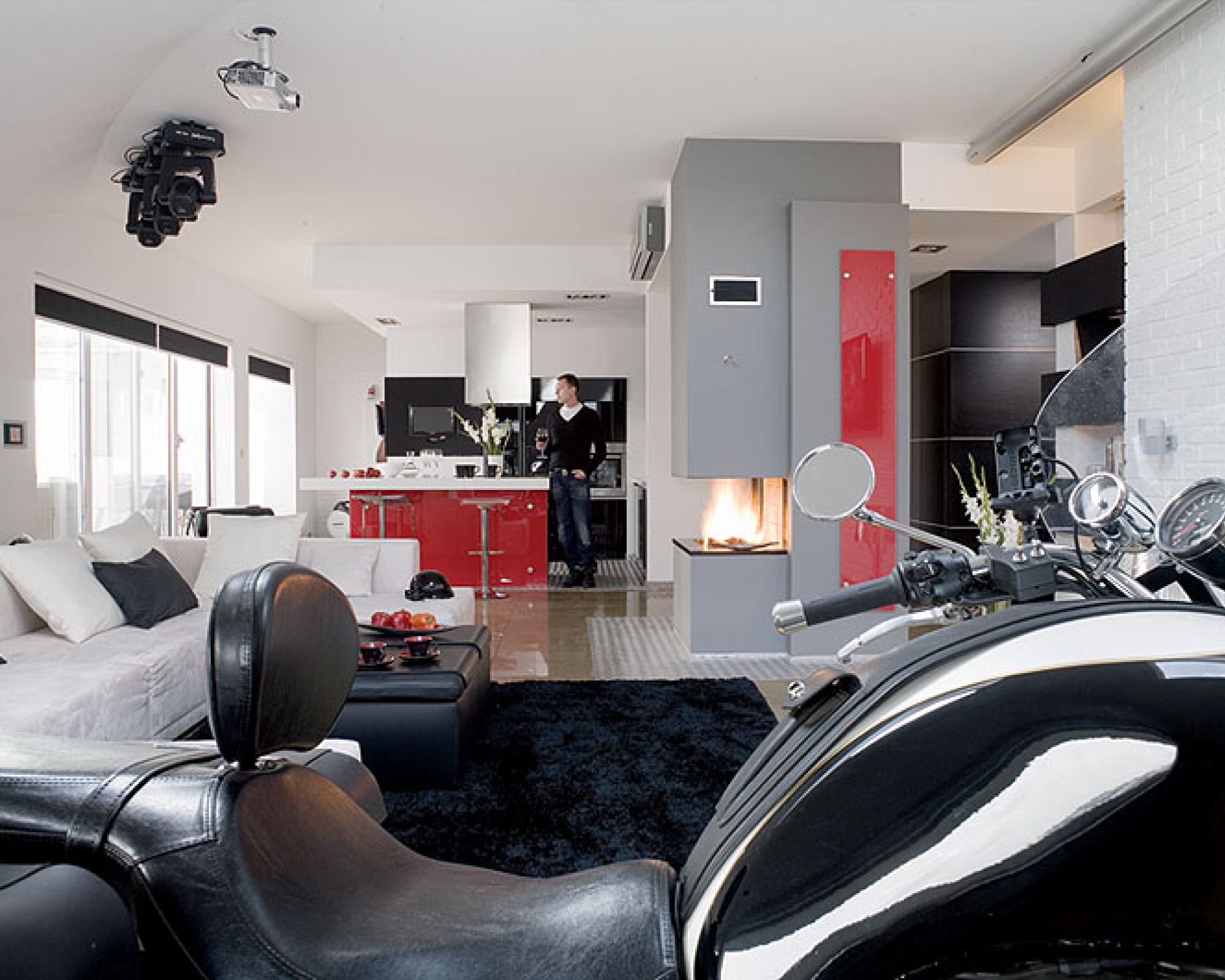Czerń i motocykl na Alternatywie 4. Męski apartament
