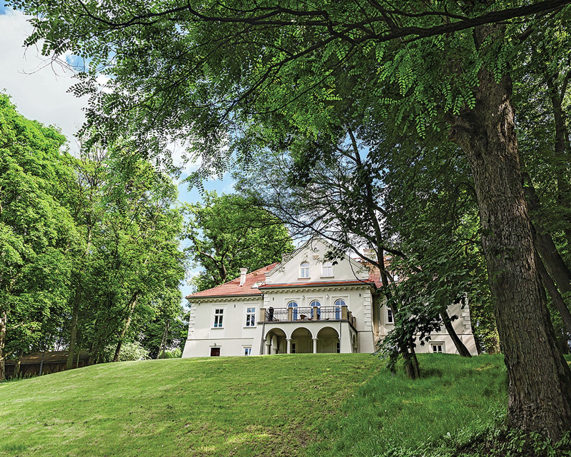Do domu prowadzi długa lipowa aleja, dookoła trzyhektarowy park ze starymi klonami, po obu stronach budynku dwa dęby, pomniki