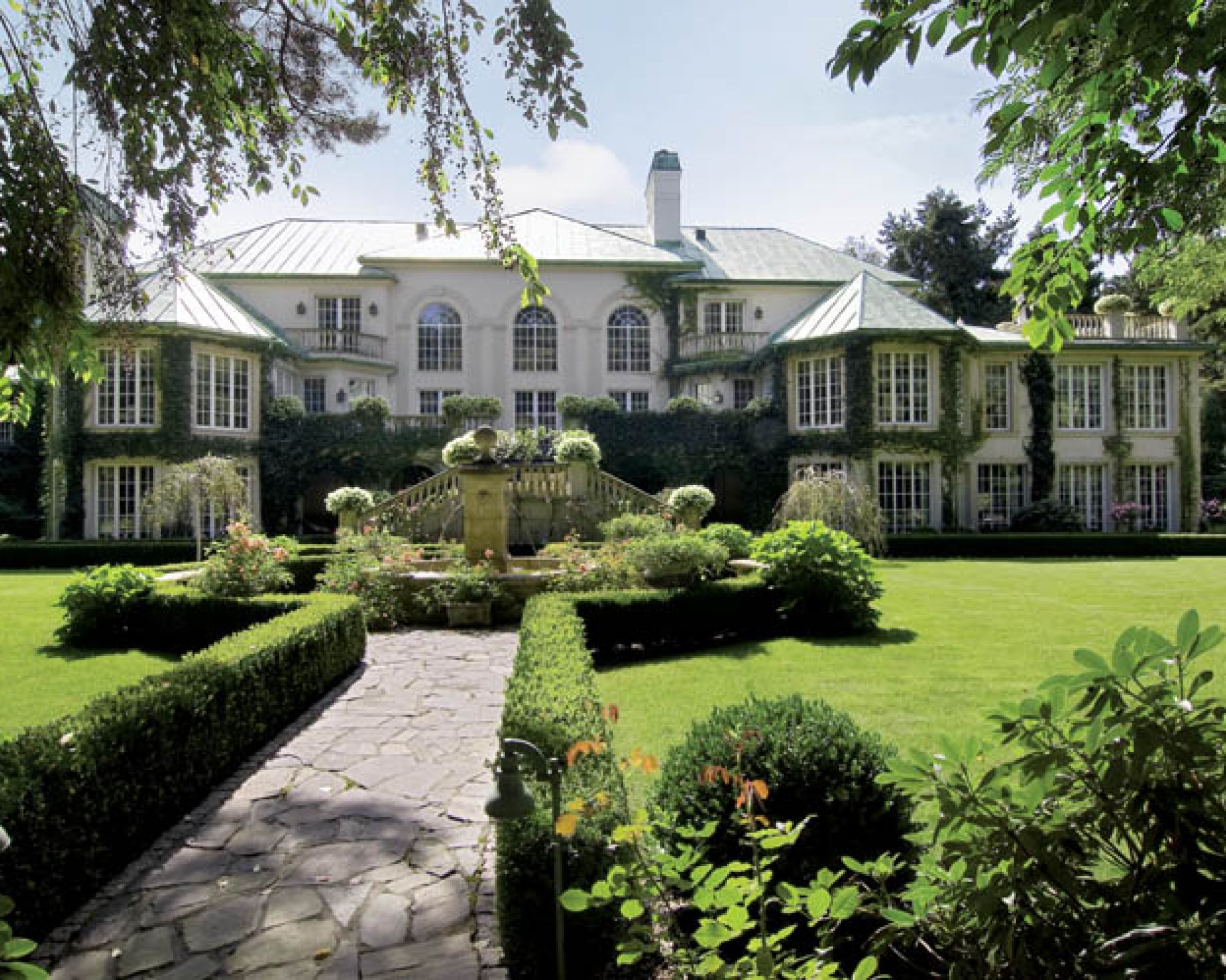 Do posiadłości, jak do najpiękniejszych rezydencji we Francji czy Włoszech, prowadzi aleja ze starymi drzewami,