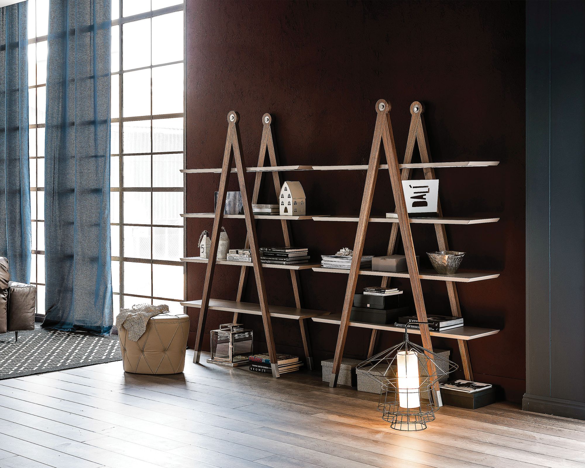 GIOTTO, inspirowany cyrklem, na nogach z litego drewna orzechowego, 11 375 zł, CATTELAN ITALIA, interstyle.pl