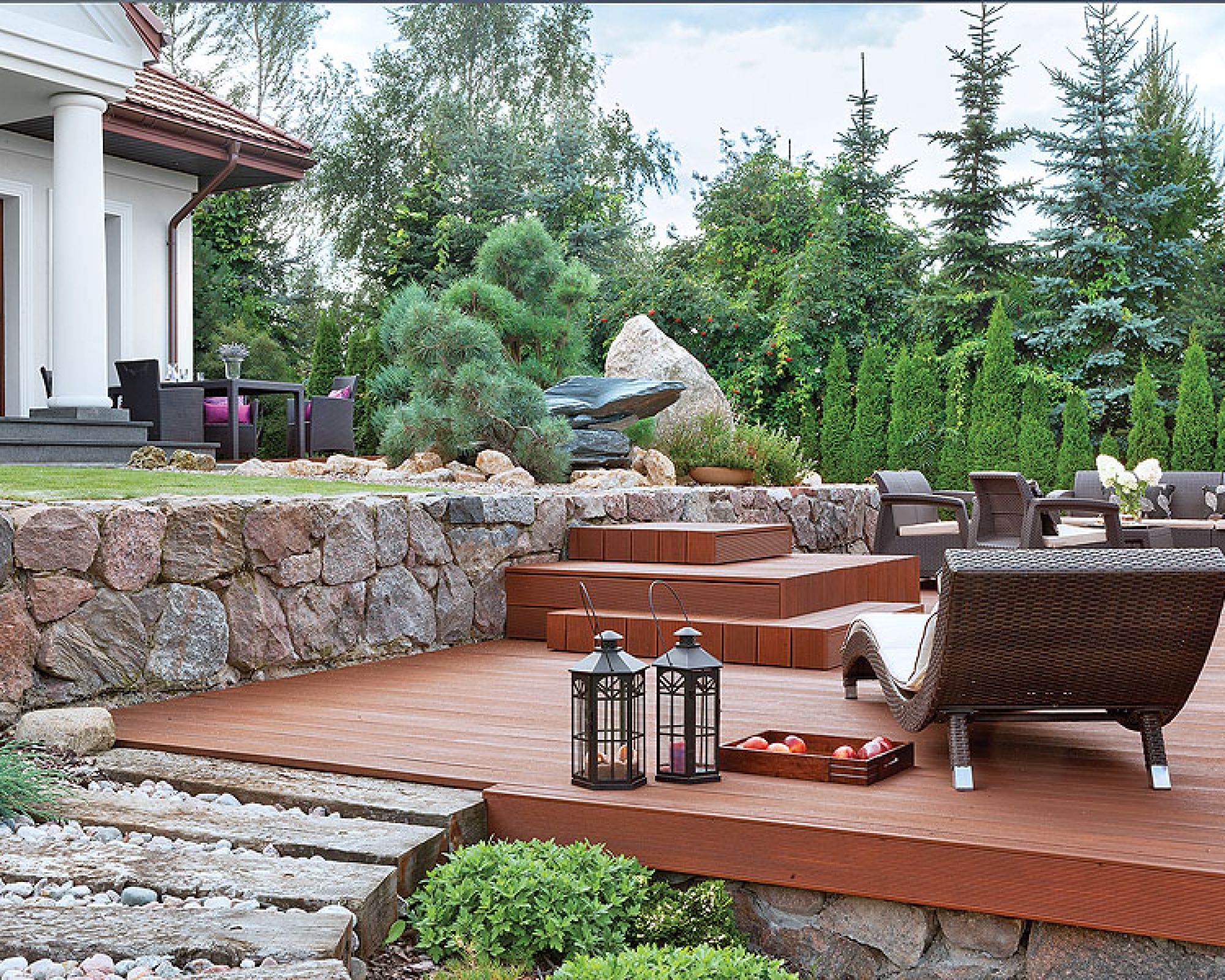 Górny kawowo-obiadowy, środkowy do leżakowania, a dolny do piknikowania i tańców.