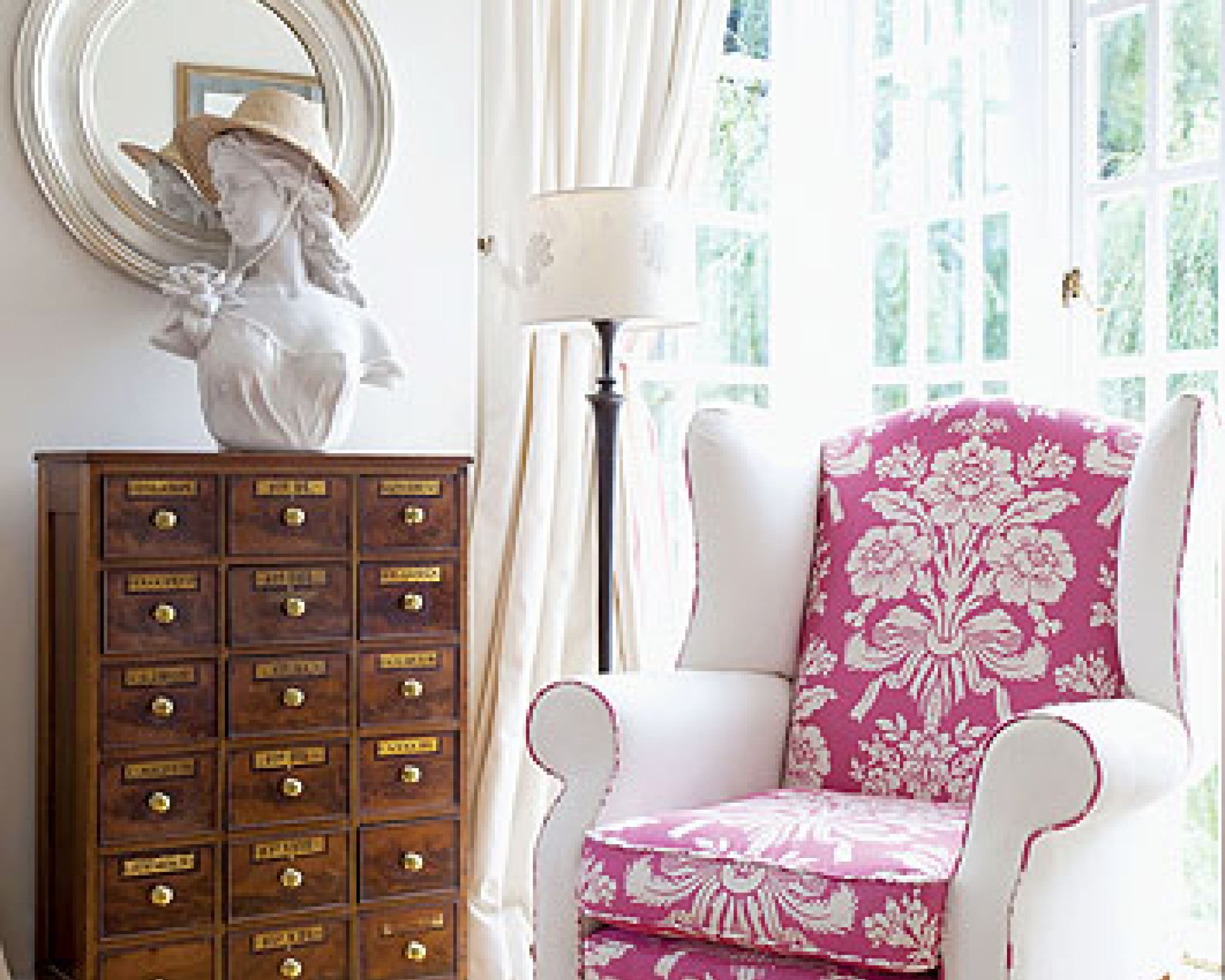 Gospodyni używa niewielkich kawałków luksusowych tkanin np. Designers Guild albo Laura Ashley.