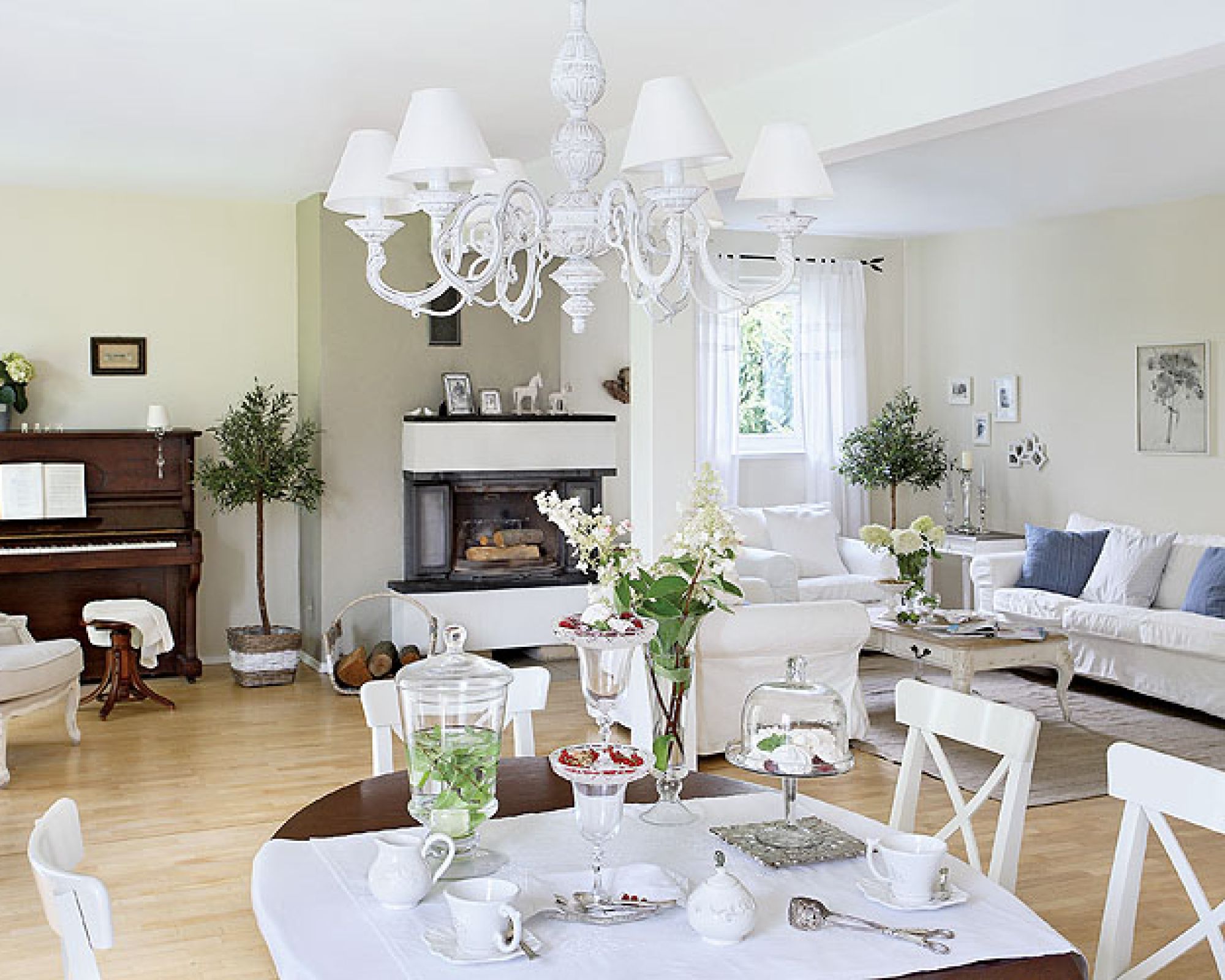 Gospodyni zbiera białą porcelanę - szuka jej w antykwariatach, przywozi z podróży. Sporo wypatrzyła w Galerii Savoya Home w