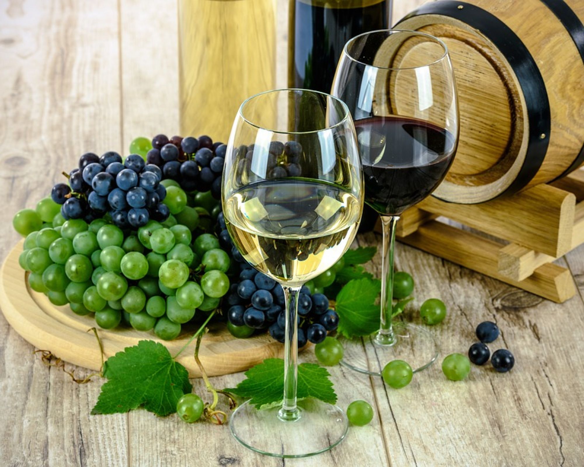 Jak podawać wino? Do każdego koloru trunku dobraliśmy inne dodatki. Dorzuciliśmy kilka porad, które uchronią
