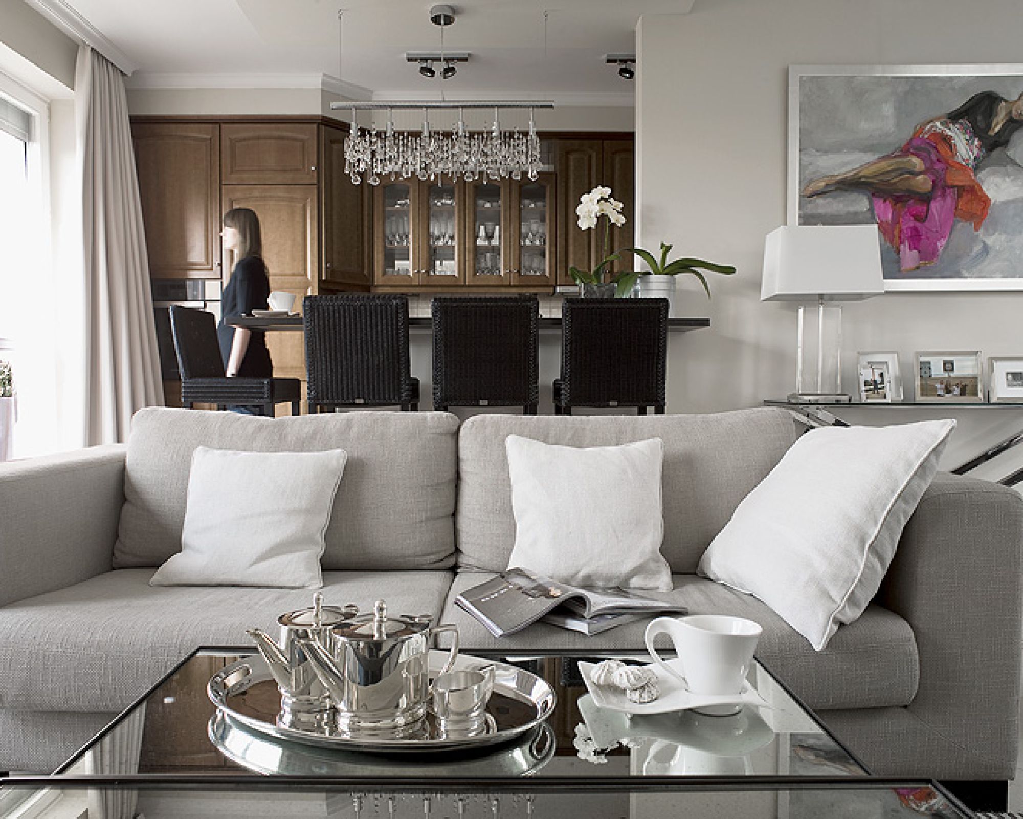 Klasyczne meble: lustrzane stoliki i dywany od firmy Cantori oraz polska kanapa.