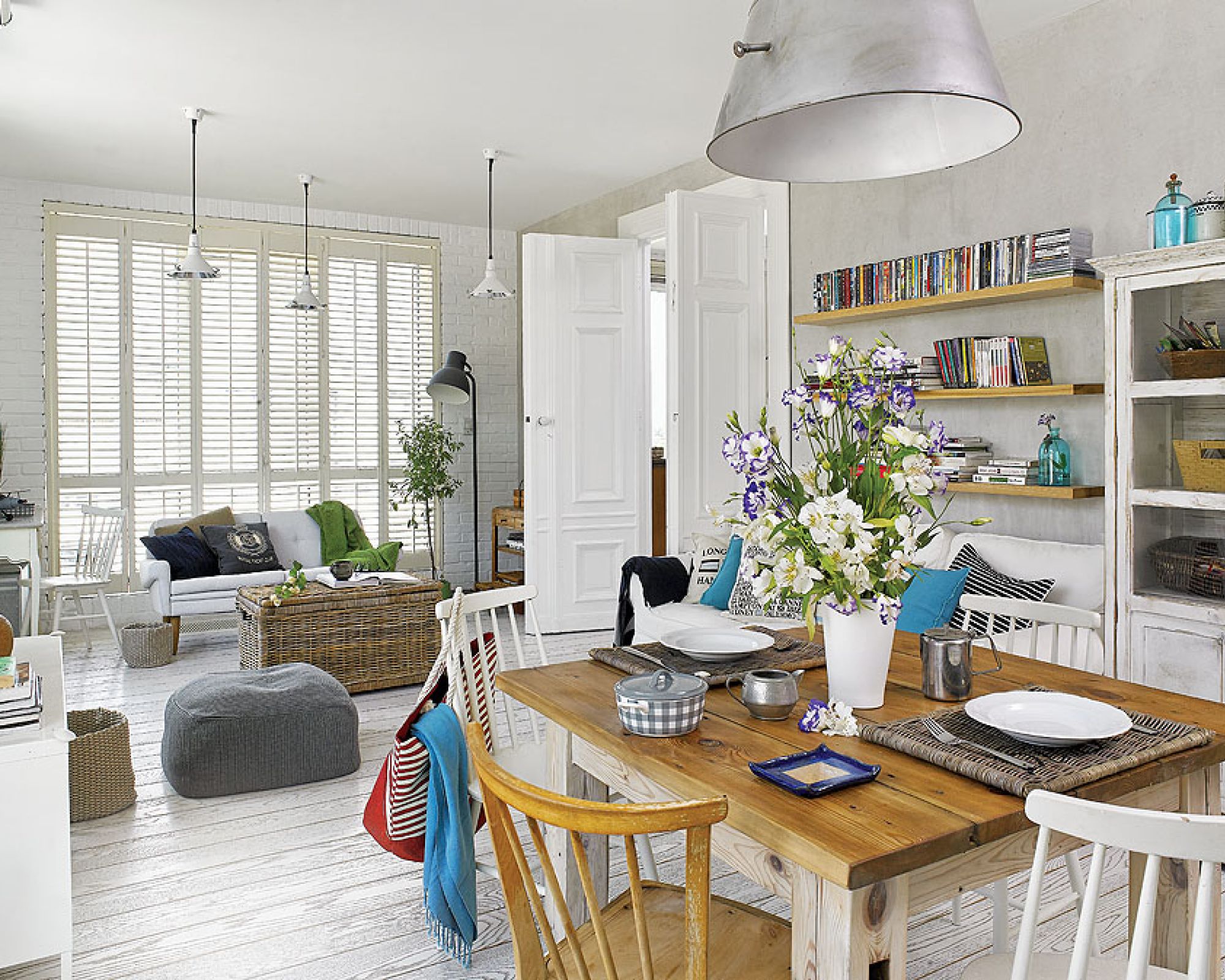 Kuchnia połączona jest z jadalnią i salonem.