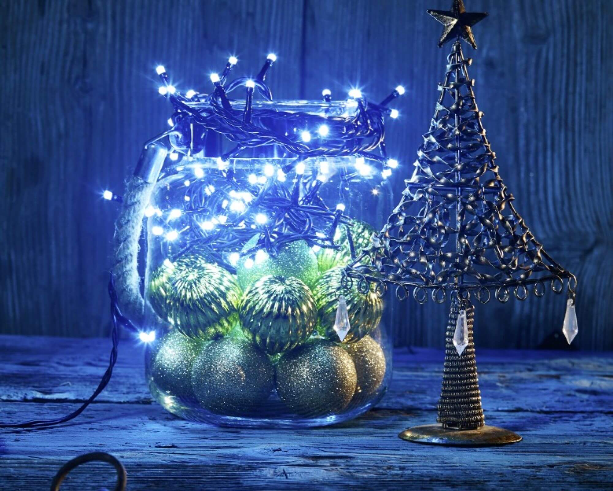 Lampki nawet z najprostszej dekoracji zrobią magiczną ozdobę.
