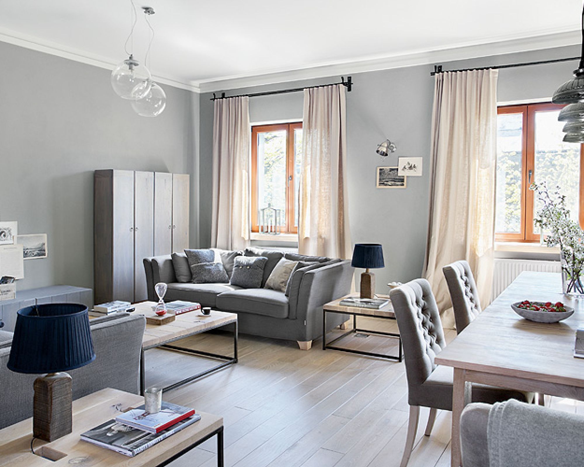 Lampy do salonu projektantka kupiła w sklepie Z potrzeby piękna.