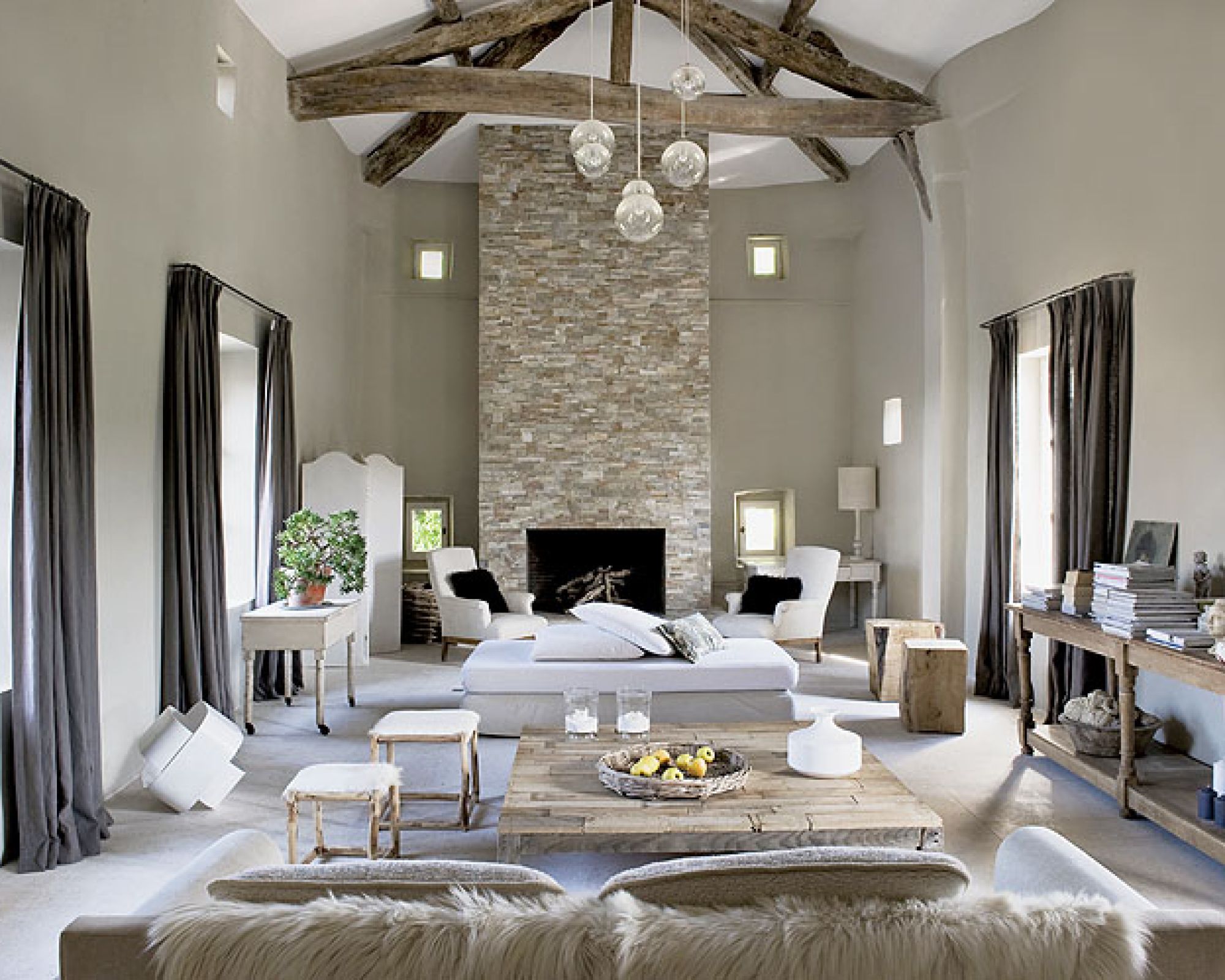 Ma sześć metrów wysokości. Część okien właściciele powiększyli, by wpuścić do środka więcej światła.