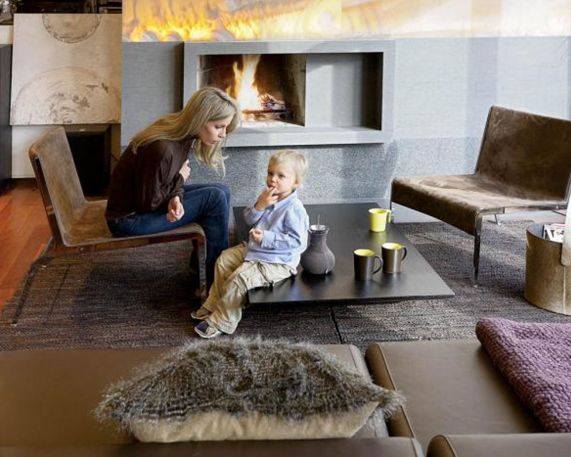 Magda z Igorkiem w salonie. Apartament znaleziony na randce