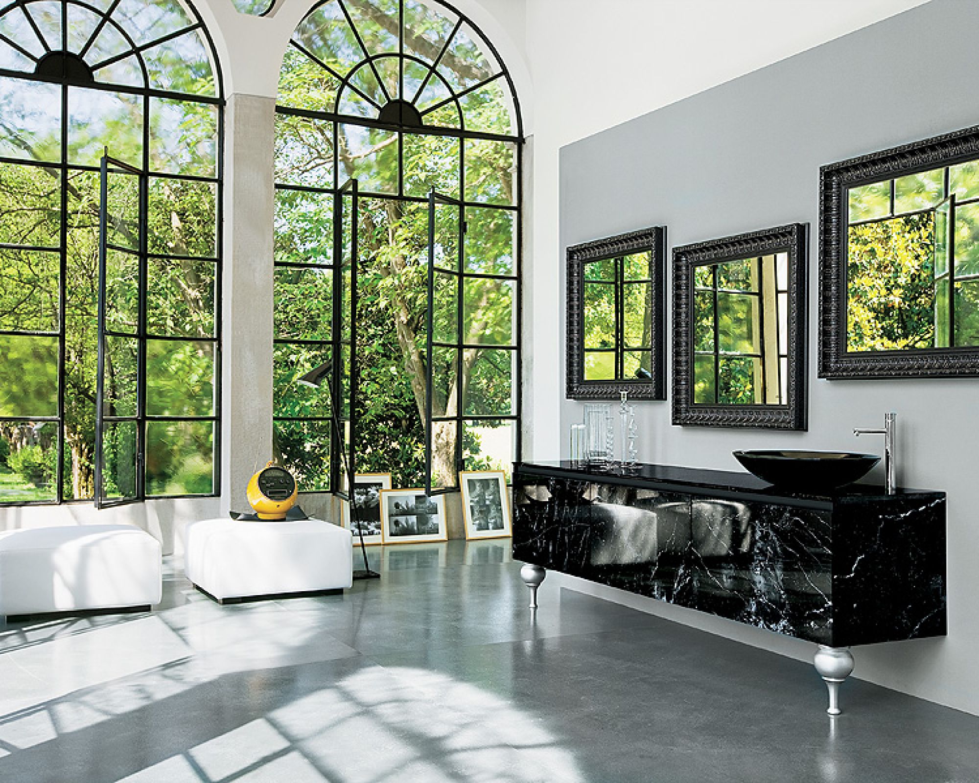 Meble 360 Gradi to eksperyment z naturalnym marmurem i pałacowymi nóżkami. Z kolei w Must zobaczymy brązowy Onyx, oksydowany