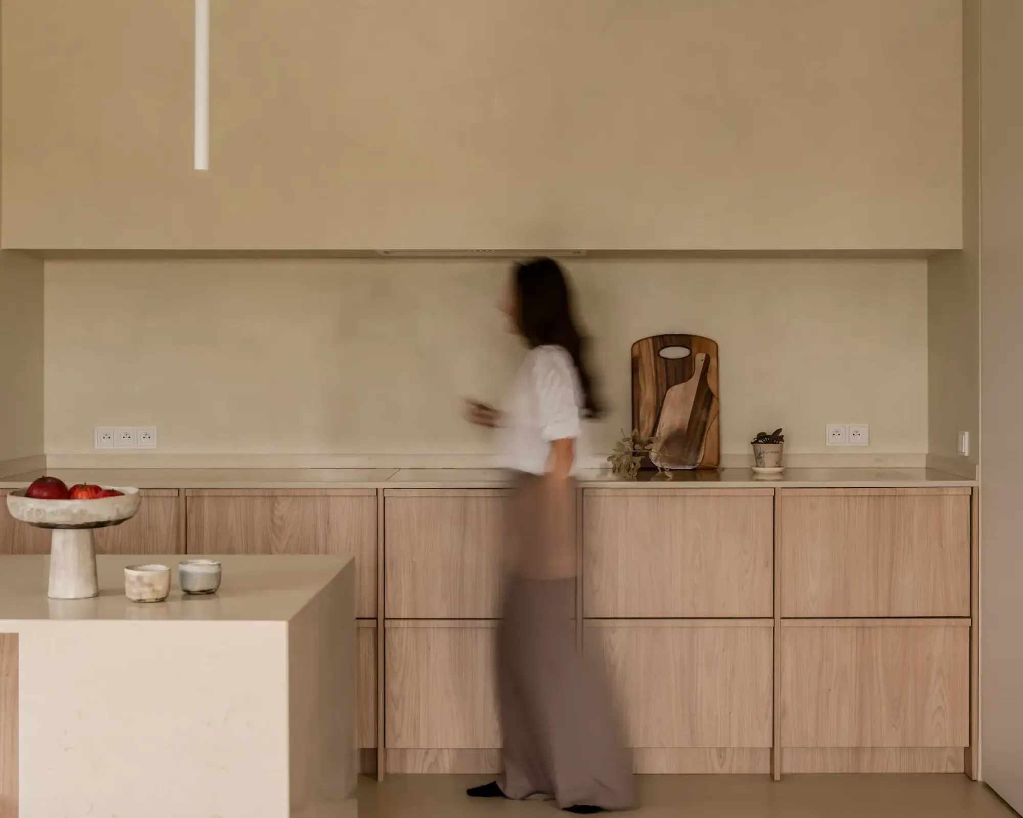 Zakochali się w Bali i przenieśli jej klimat do Łodzi. Tak powstało mieszkanie pełne naturalnych materiałów