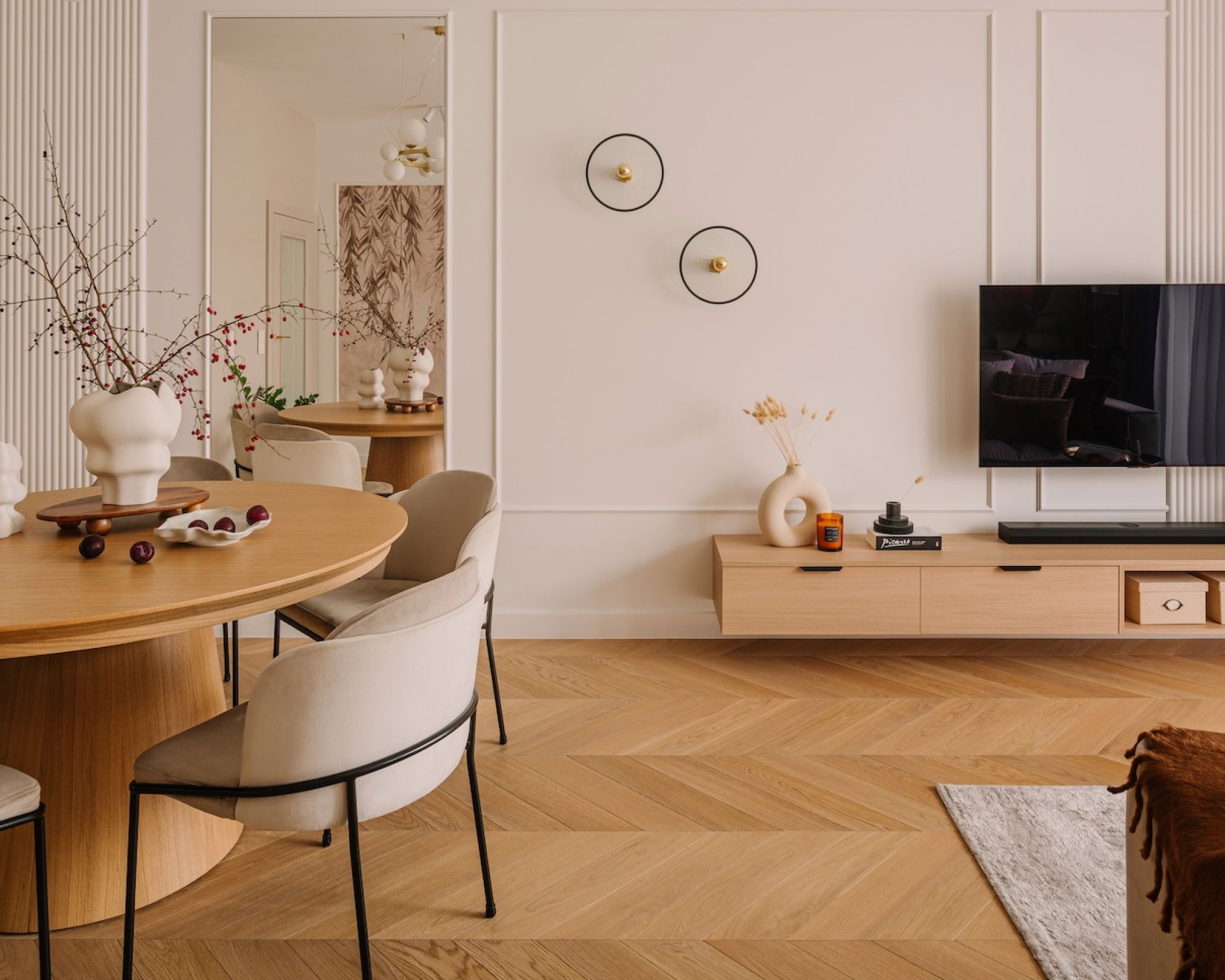 Sztukaterie jako ramy dla tapet i eleganckie złote dodatki. Ten szeregowy dom w Józefowie zachwyca detalami