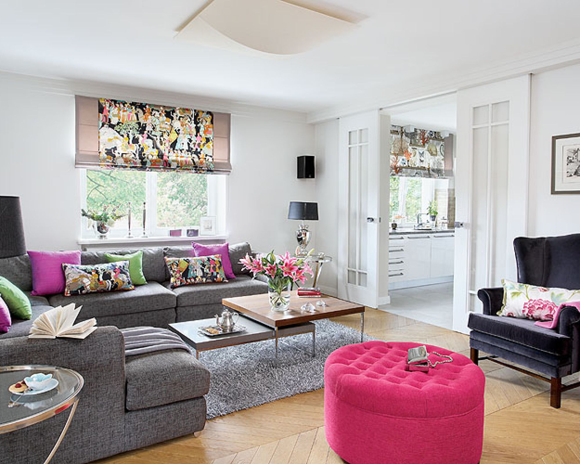 Na rolety Marzena wybrała tkaniny marki Manuel Canovas, a lniane zasłony w salonie to Colefax Flower, różowy puf