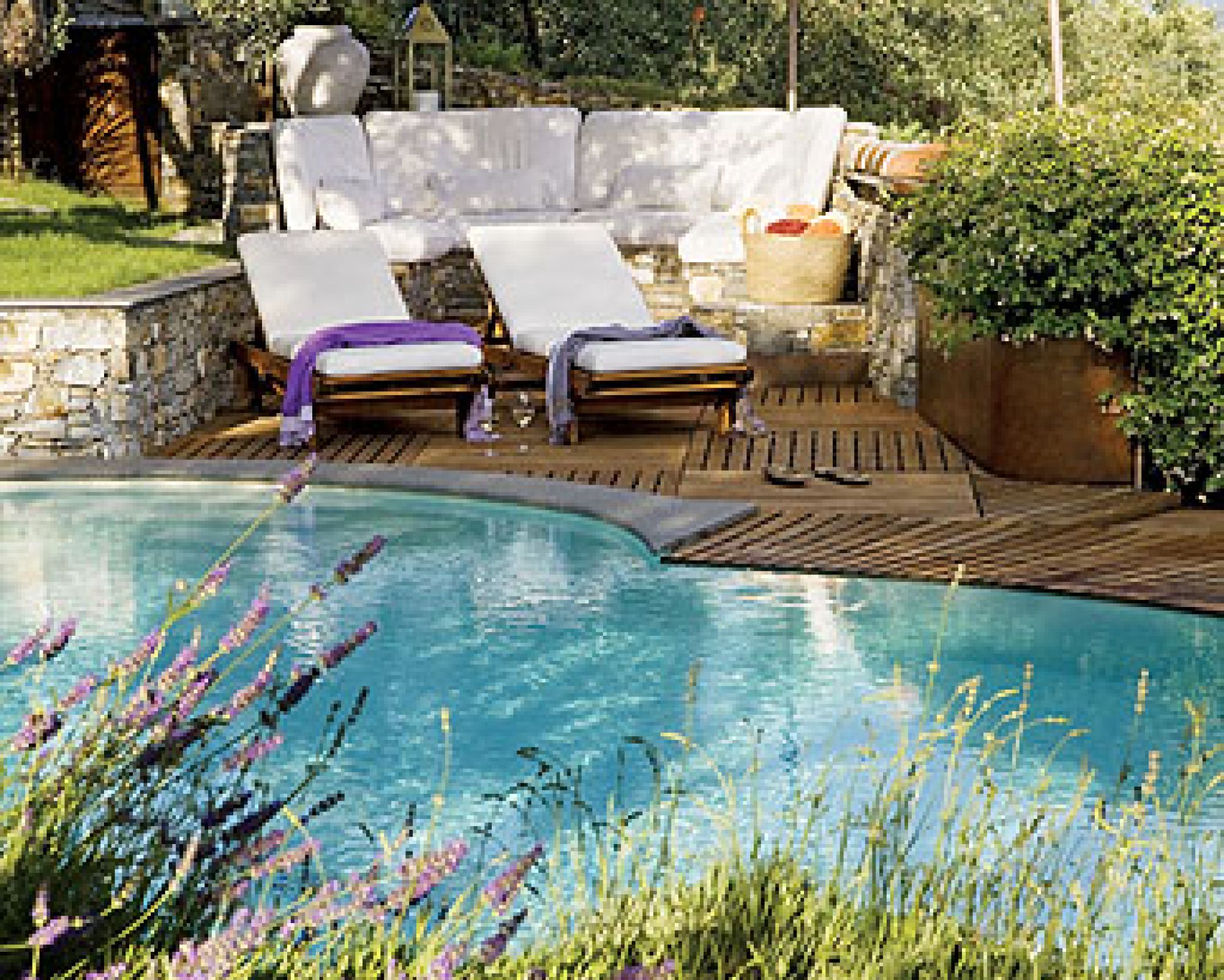 Nad basenem upojnie pachnie lawenda.