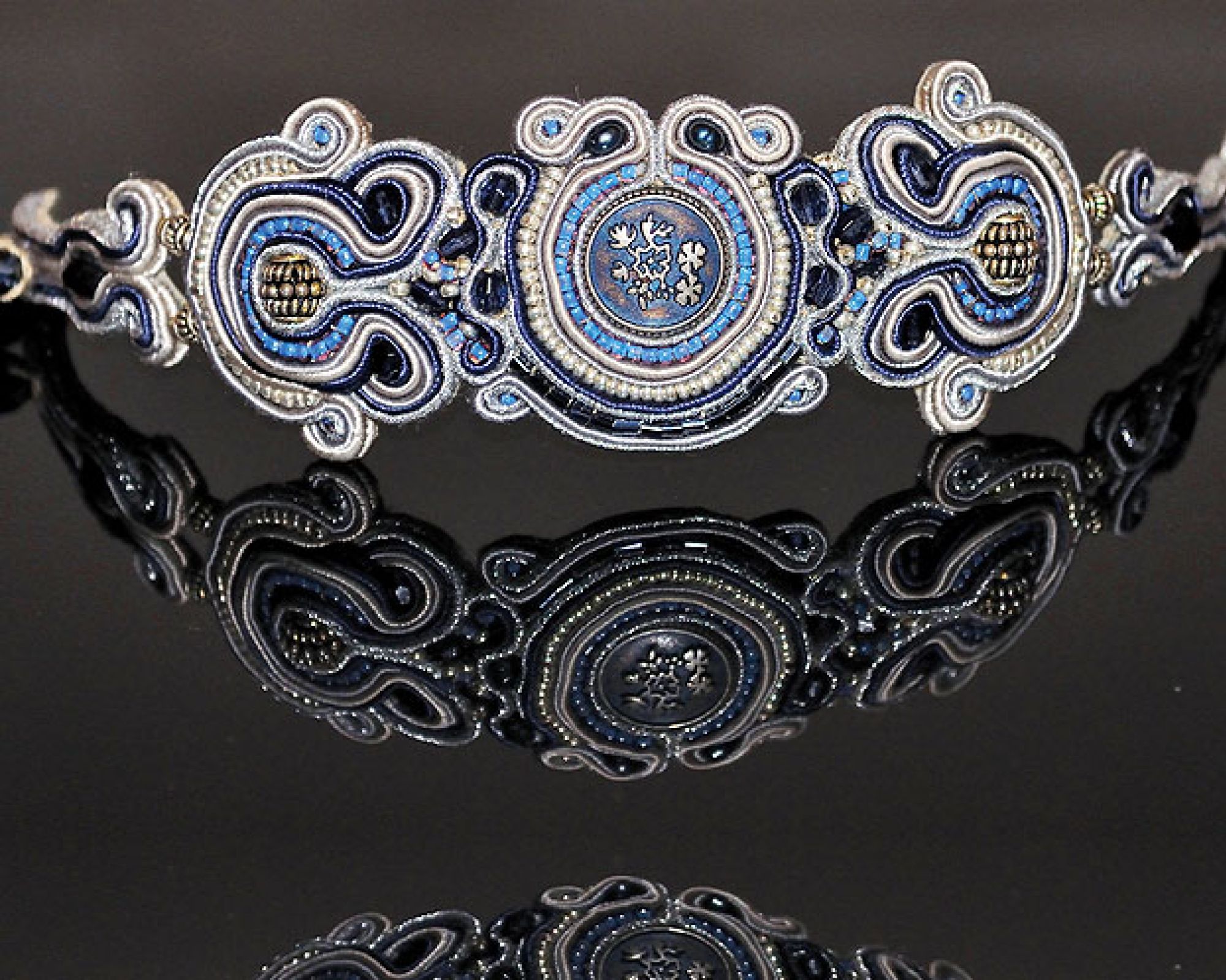Naszyjnik wykonany techniką soutache.