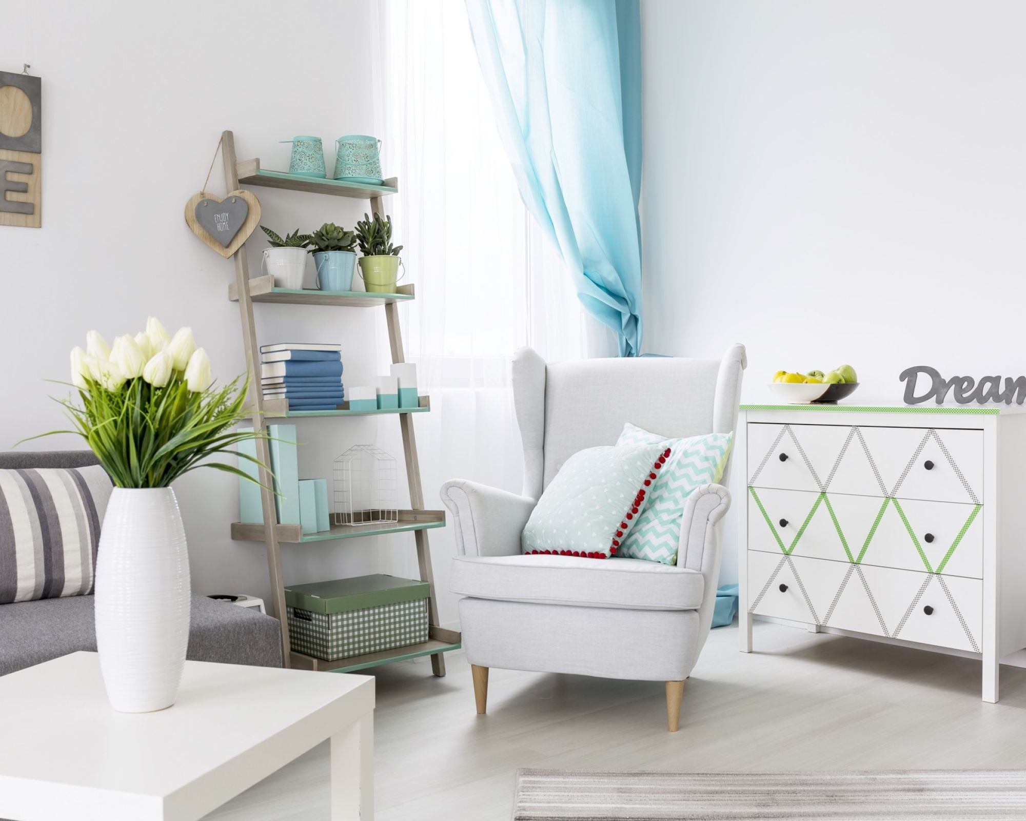 Nowoczesne wnętrza: salon rozświetlony