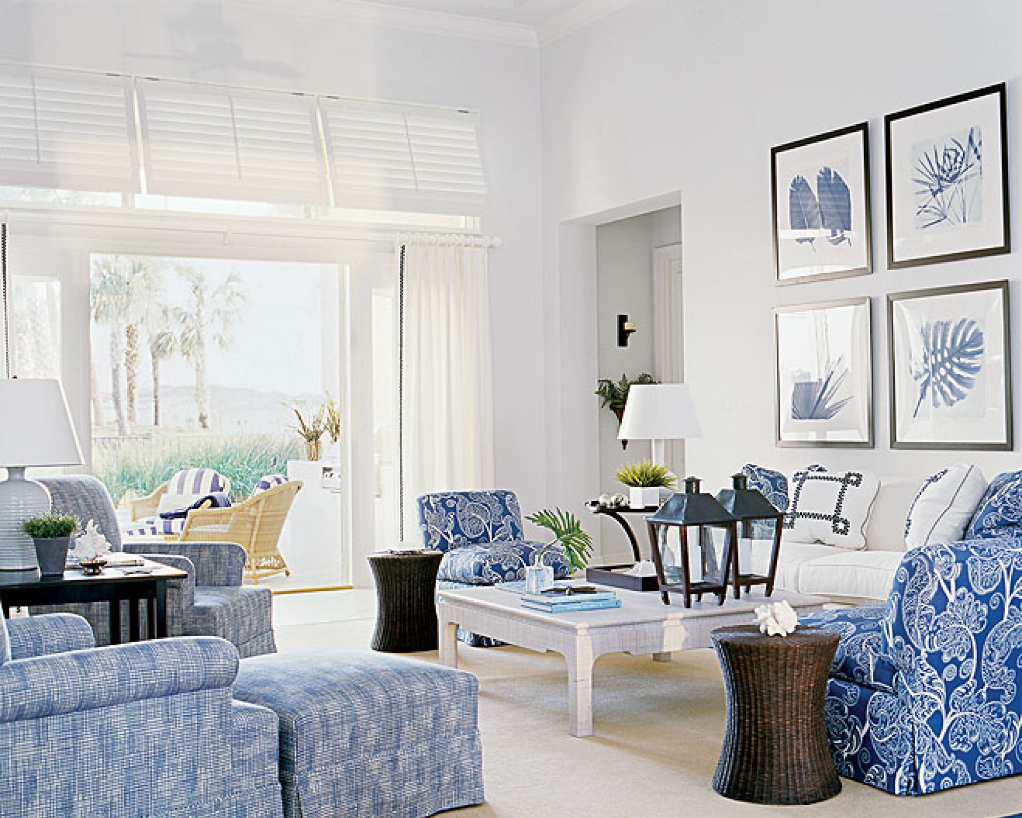 Salon jest jasny, przestronny, z wyjściem na duży taras. Salon, jak cały dom, urządzono prosto, stylowo, ale lekko..