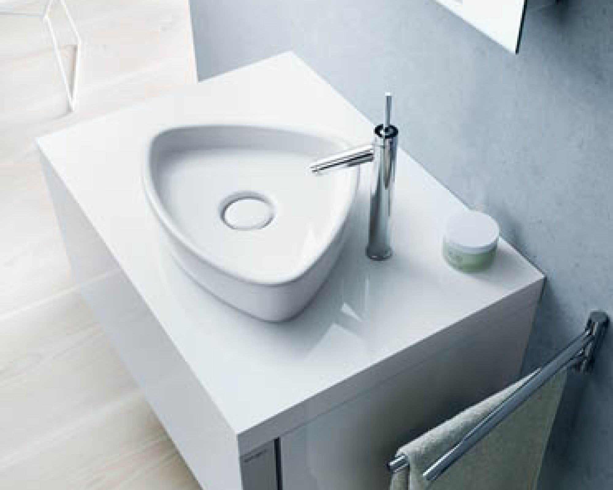 Projekt Philippe’a Starcka za 442 euro netto. DURAVIT bateria Axor Starck, ok. 2400 zł netto. HANSGROHE