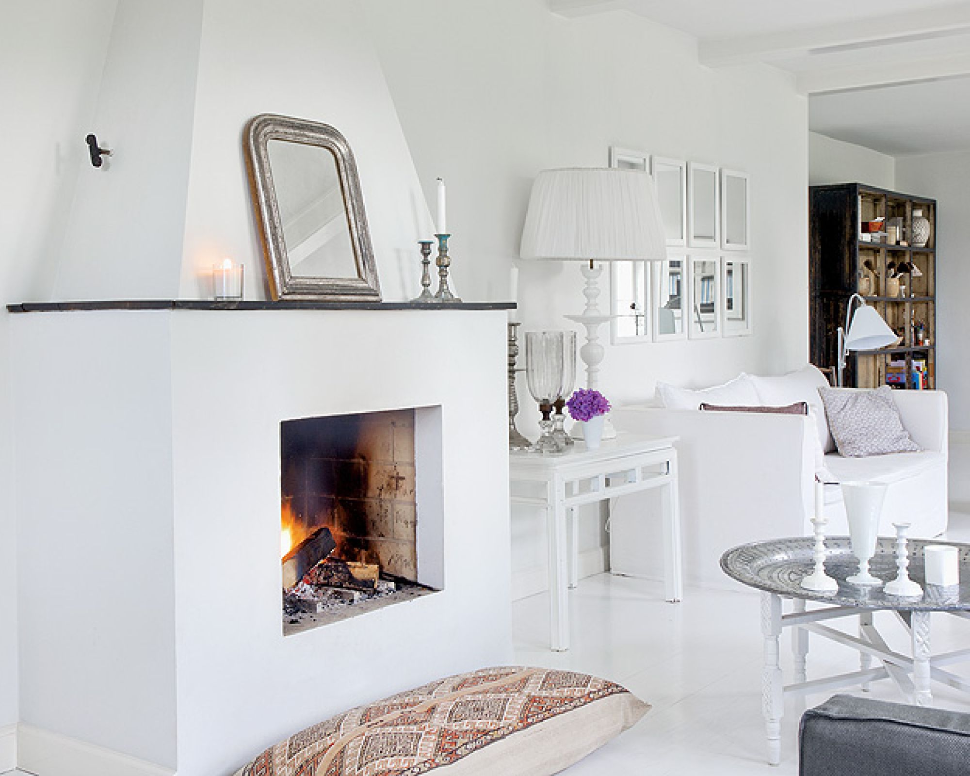 Prosty kominek i marakański stolik - taca.