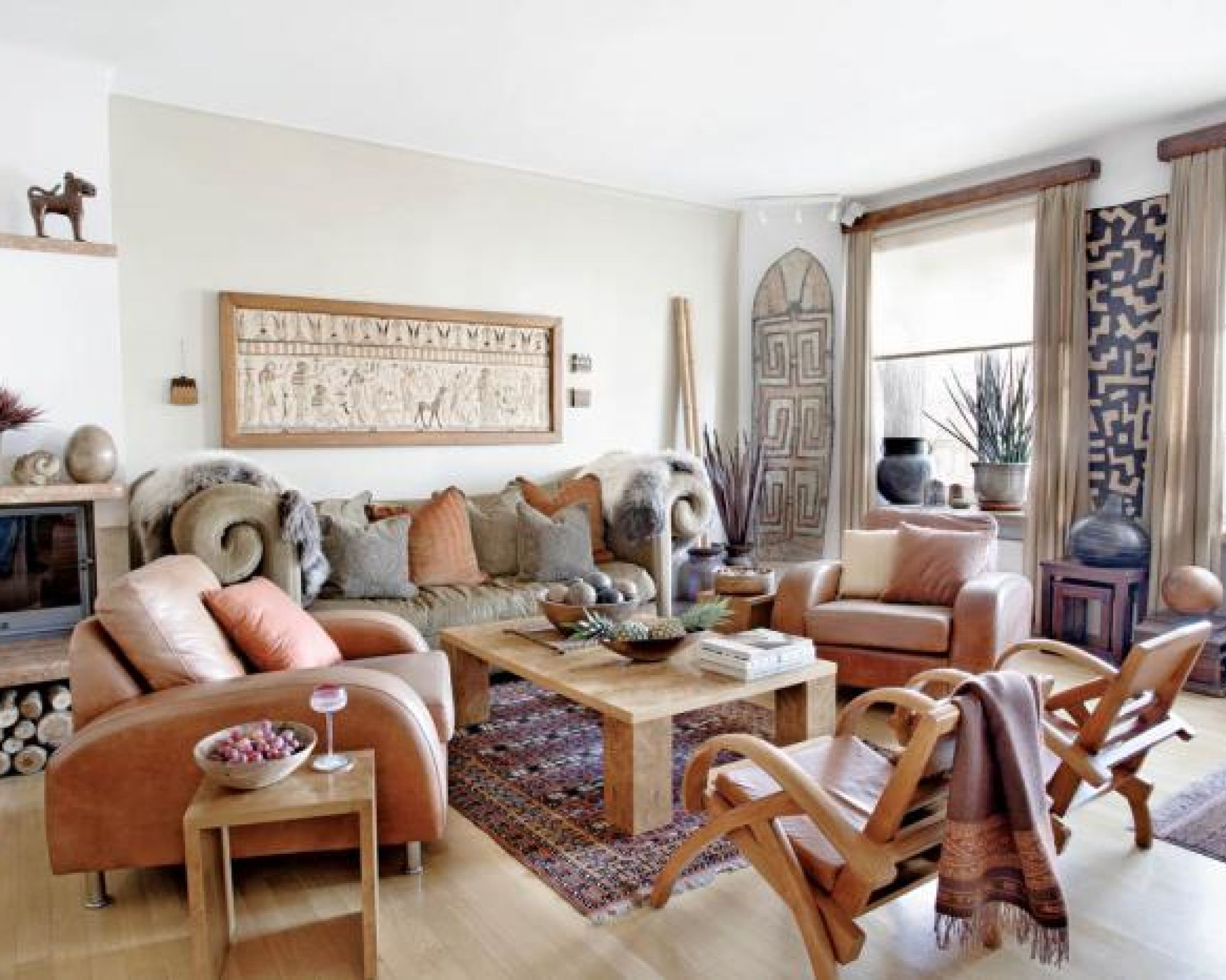 Przestronny salon zdobią etniczne dekoracje.