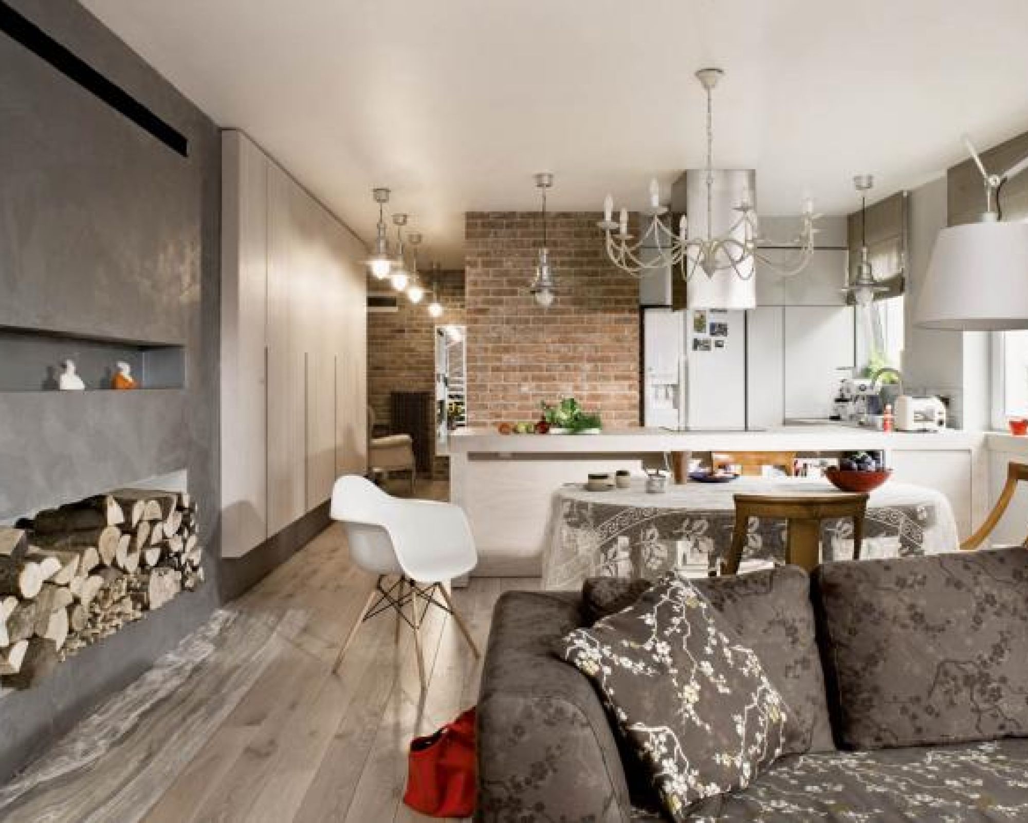 Przy jednym stole: stylowe krzesła z Rad- Polu i fotel Eames Plastic Armchair projektu Eamesów.