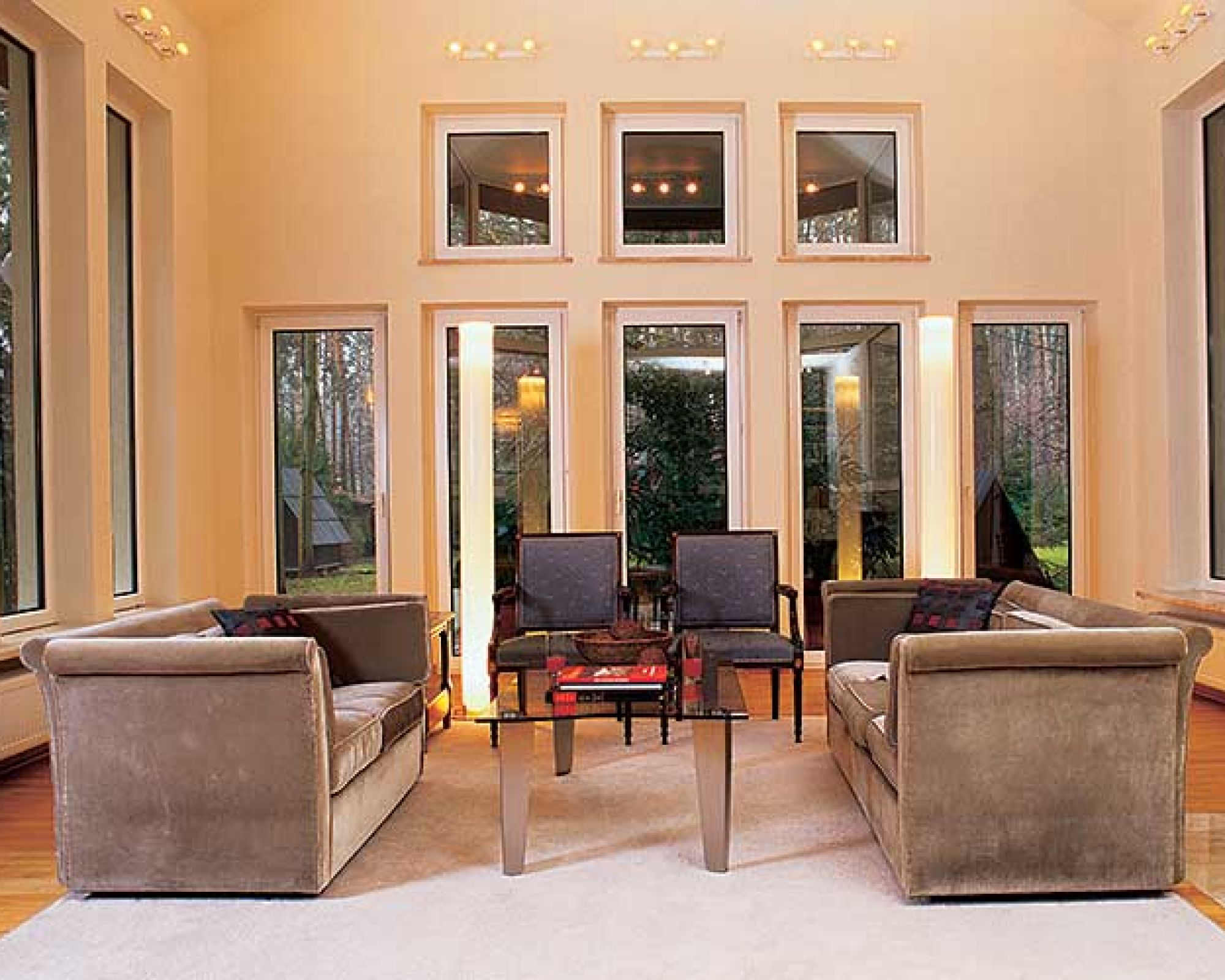 Salon tworzy symetryczną kompozycję.