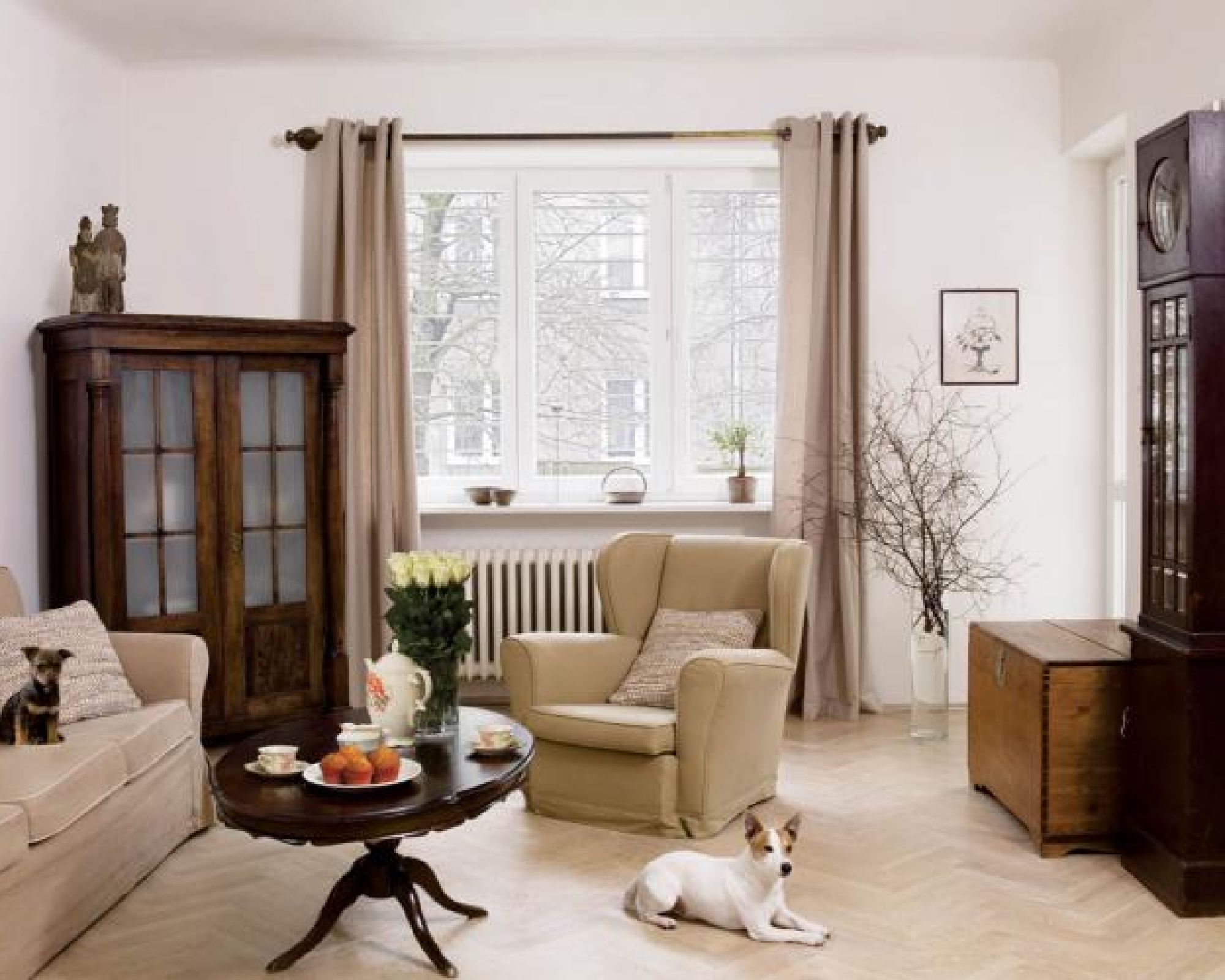 Salon w beżach i brązach,. Przedwojenna willa z pamiątkami