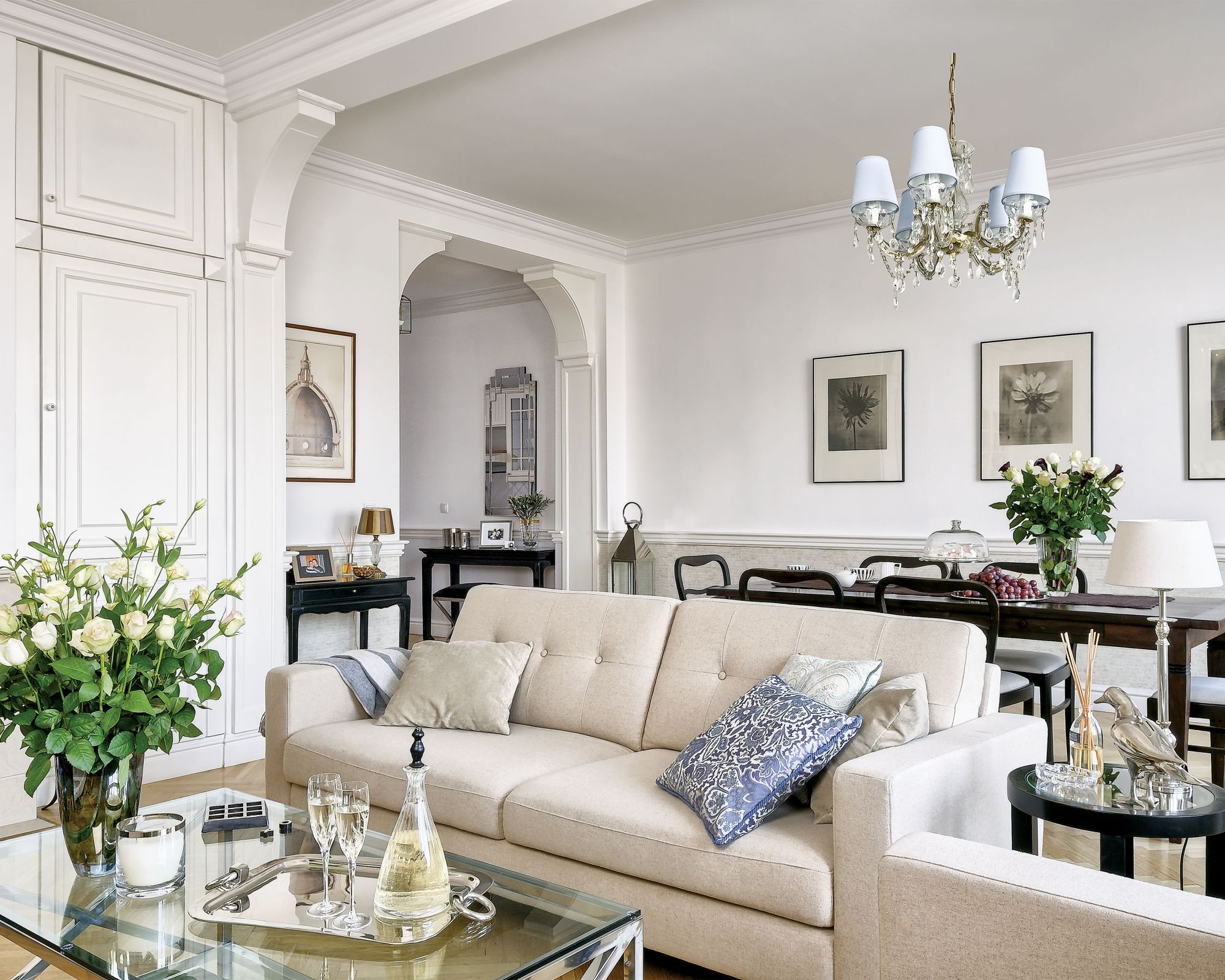 Salon w stylu Hampton. Nadmorski luksus w stylu Hampton