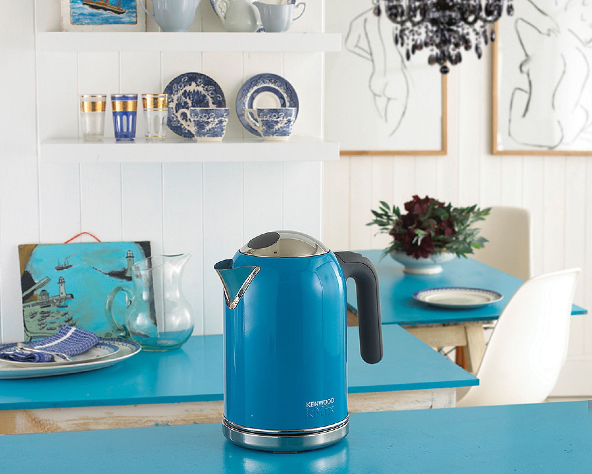 Nowoczesna kuchnia, ale sprzęt agd kolorowy i w stylu retro.