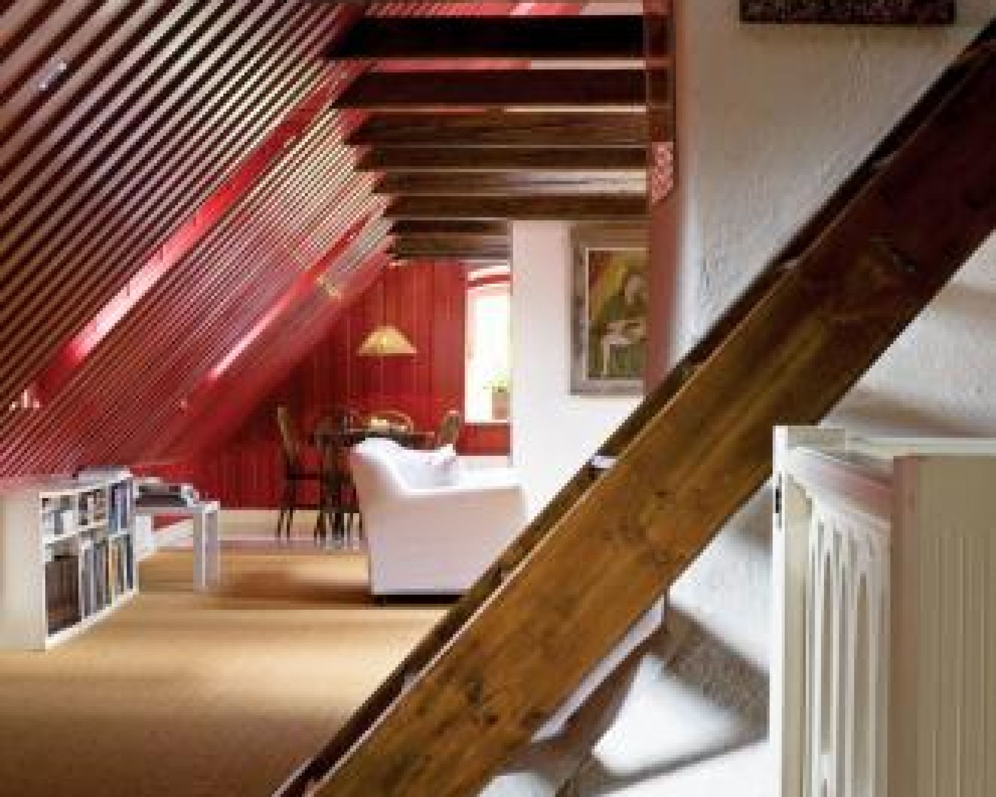 Stare schody prowadzą na antresolę, ale częściej służą gospodarzom jako półki na różne drobiazgi.