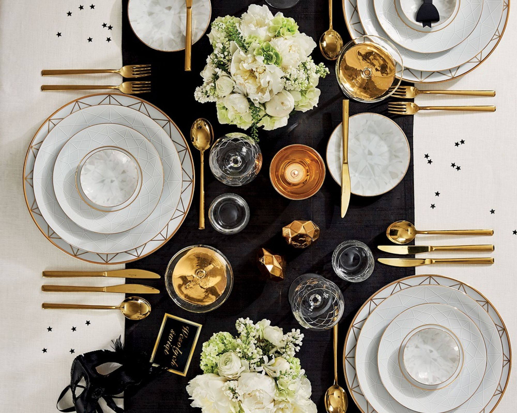 stół wigilijny złote dekoracje